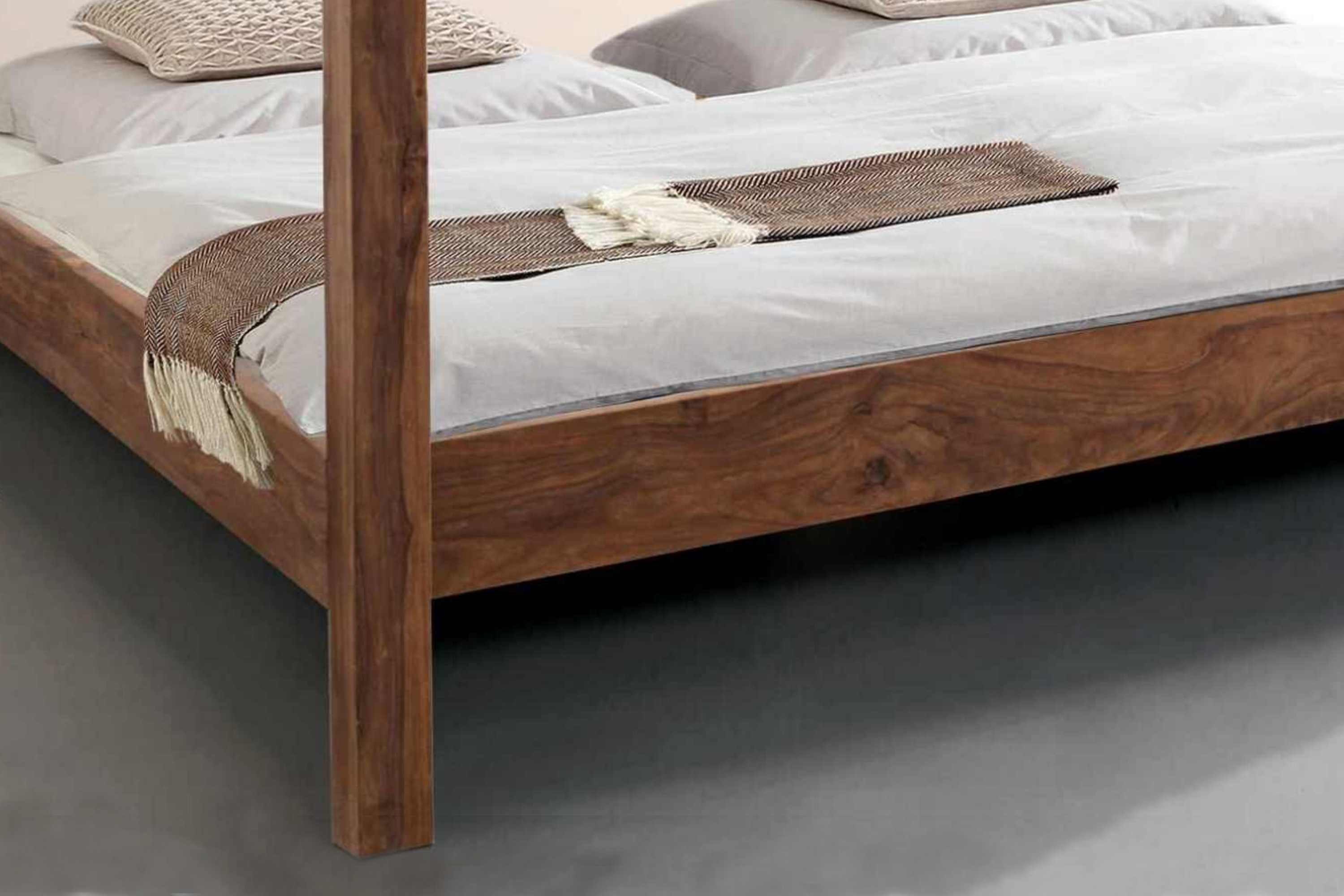 Junado® Himmelbett Syri, massives Akazienholz, mit Stoffvorhang, geschlossenes Kopfteil