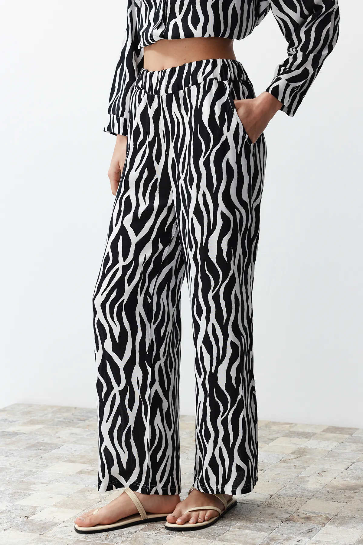 Trendyol Collection  Schwarzes gewebtes Oberteil- und Unterteil-Set TWOSS24AU00082