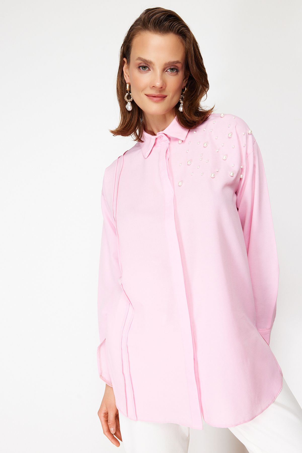Trendyol Modest  Rosa Hemd aus gewebter Baumwolle mit Perlendetail TCTSS24TG00032