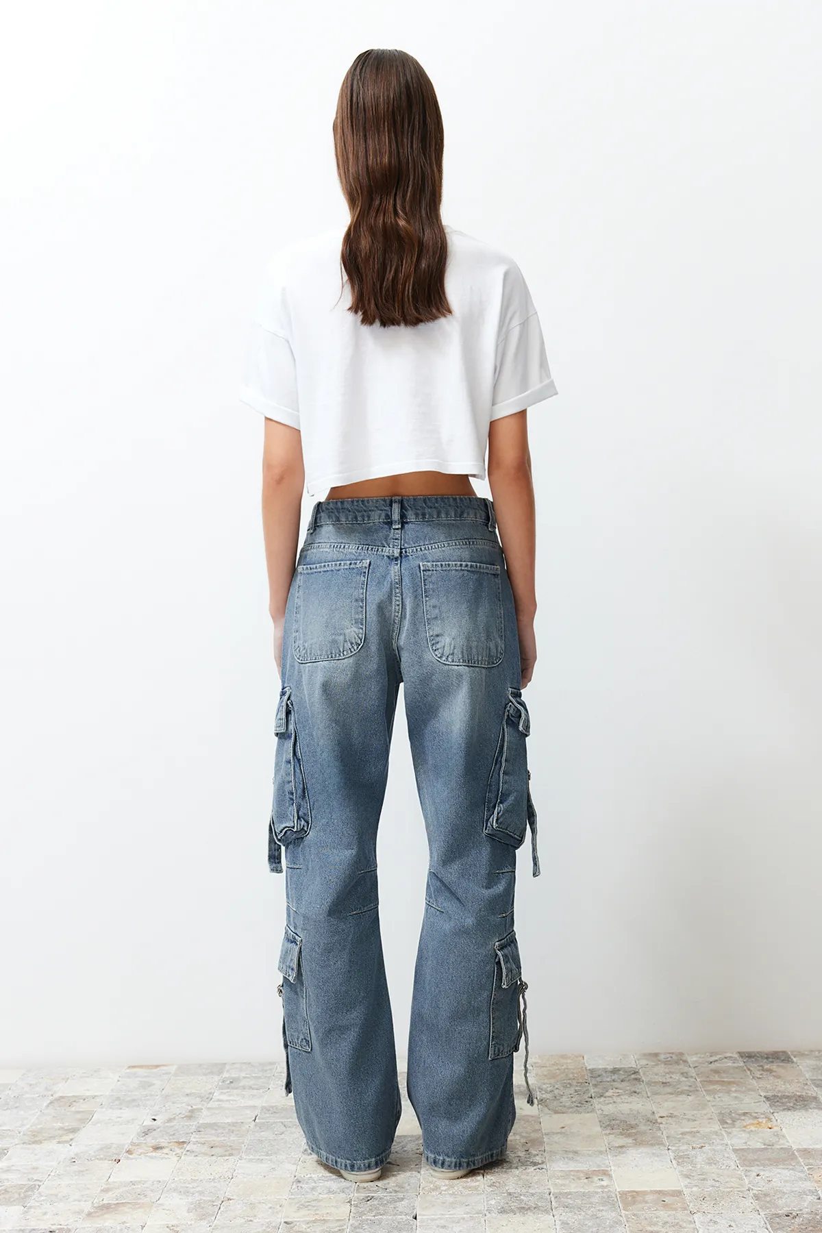 Trendyol Collection  Blaue Skater-Jeans mit Cargotasche und hoher Taille TWOSS24JE00170