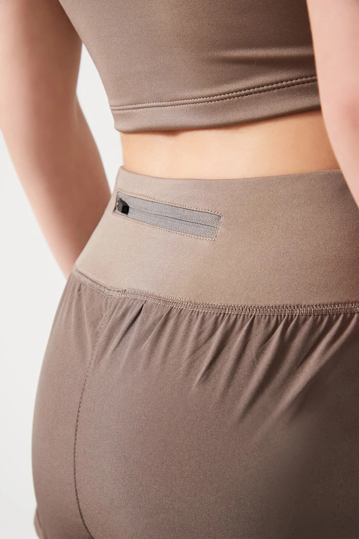 LOS OJOS  Khakifarbene 2-Lagen-Sportshorts für Damen – Strumpfhose mit Shorts 2in1