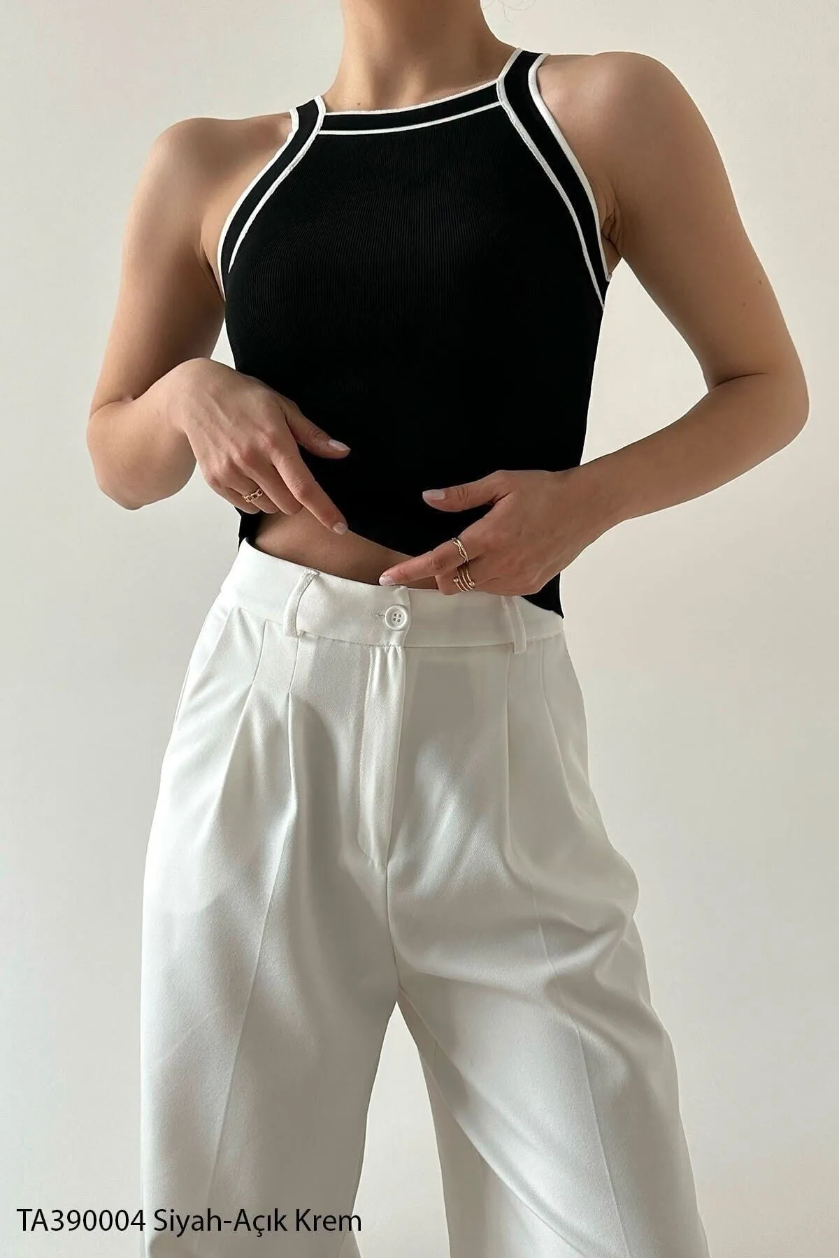 Rhosus  Ärmellose, kontrastierende schwarze Strick-Athleten-Bluse mit Neckholder