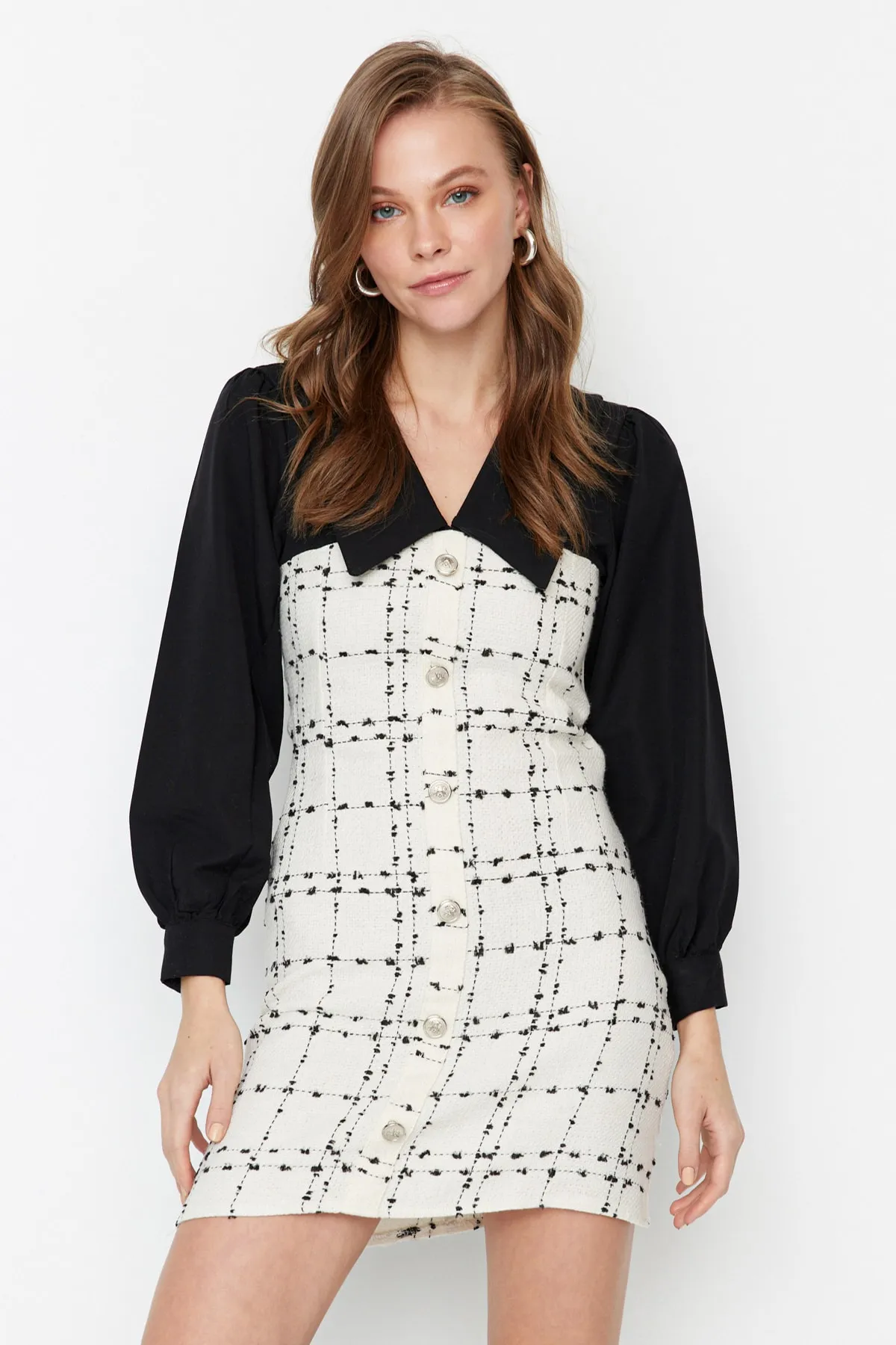 Trendyol Collection  Gewebtes Kleid aus ecrufarbenem Tweed TWOAW23EL00701