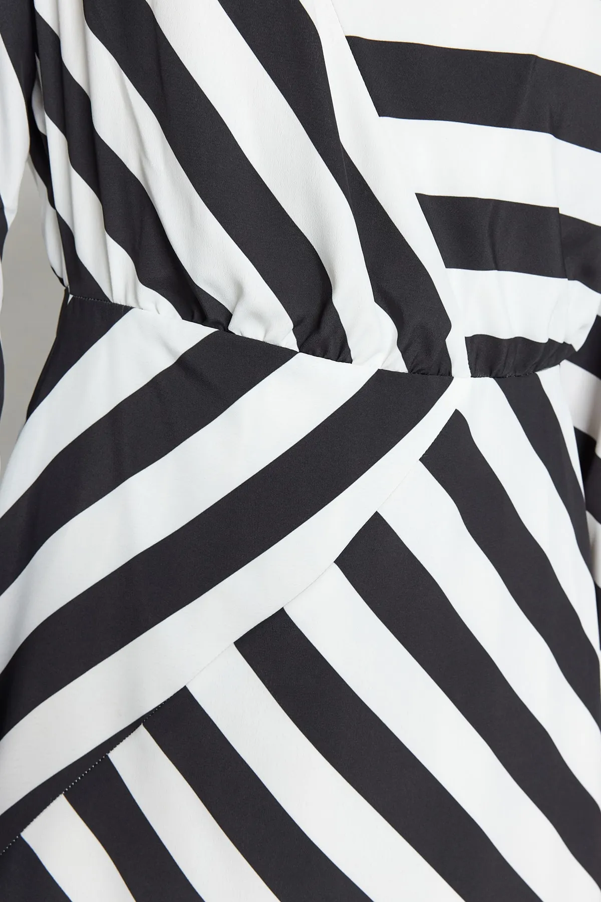 Trendyol Modest  Schwarzes, gestreiftes, gewebtes Kleid mit Degaje-Kragen TCTSS23EB00279