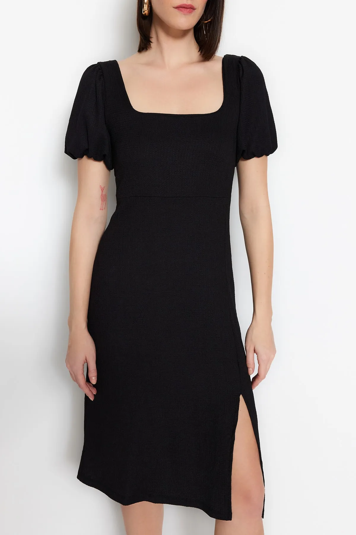Trendyol Collection  Schwarzes A-Linien-Strickkleid mit quadratischem Ausschnitt, Ballonärmeln, Schlitzdetail, Wickel-/Strukturmuster TWOSS23EL01533