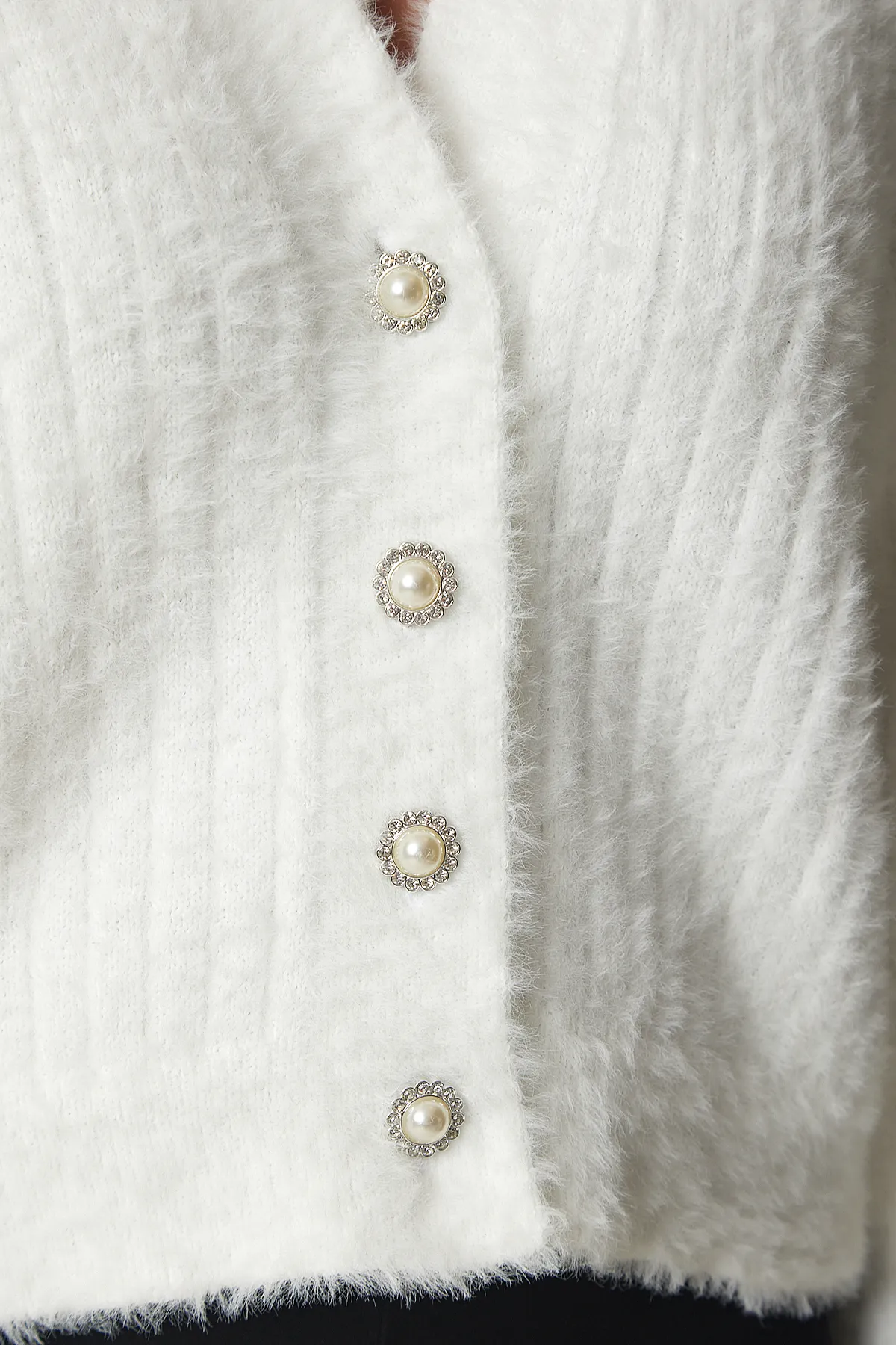 Happiness İstanbul  Weißer Damen-Strickcardigan mit Perlenknöpfen und Bärtchen MT00144