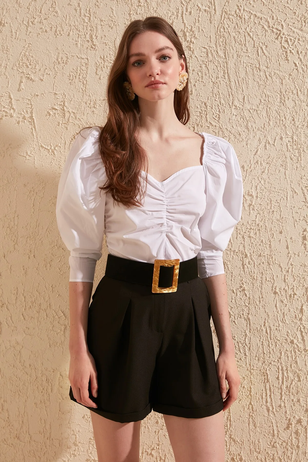 Trendyol Collection  Schwarze plissierte gewebte Shorts mit normaler Passform TWOSS19WX0040
