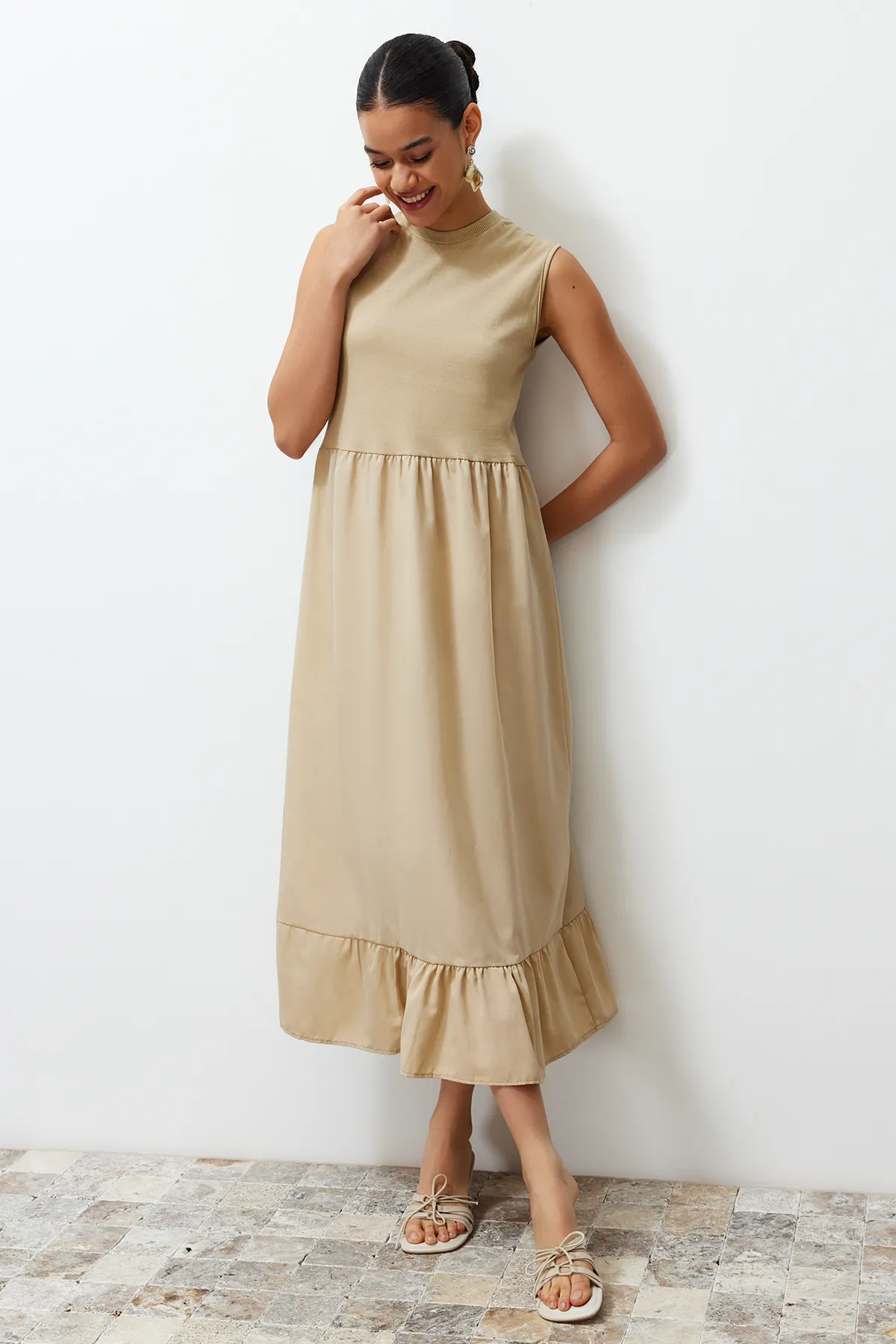 Trendyol Modest  Beigefarbenes, ärmelloses Rock-Rüschen-Single-Jersey-Popeline-Strickkleid TCTSS24EB00155