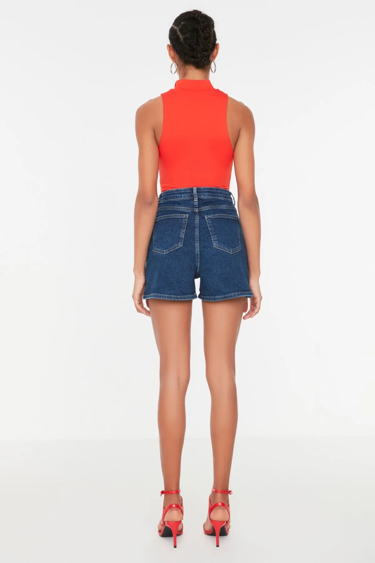 Trendyol Collection  Indigo Mom Jeansshorts mit hoher Taille TWOSS20SR0210