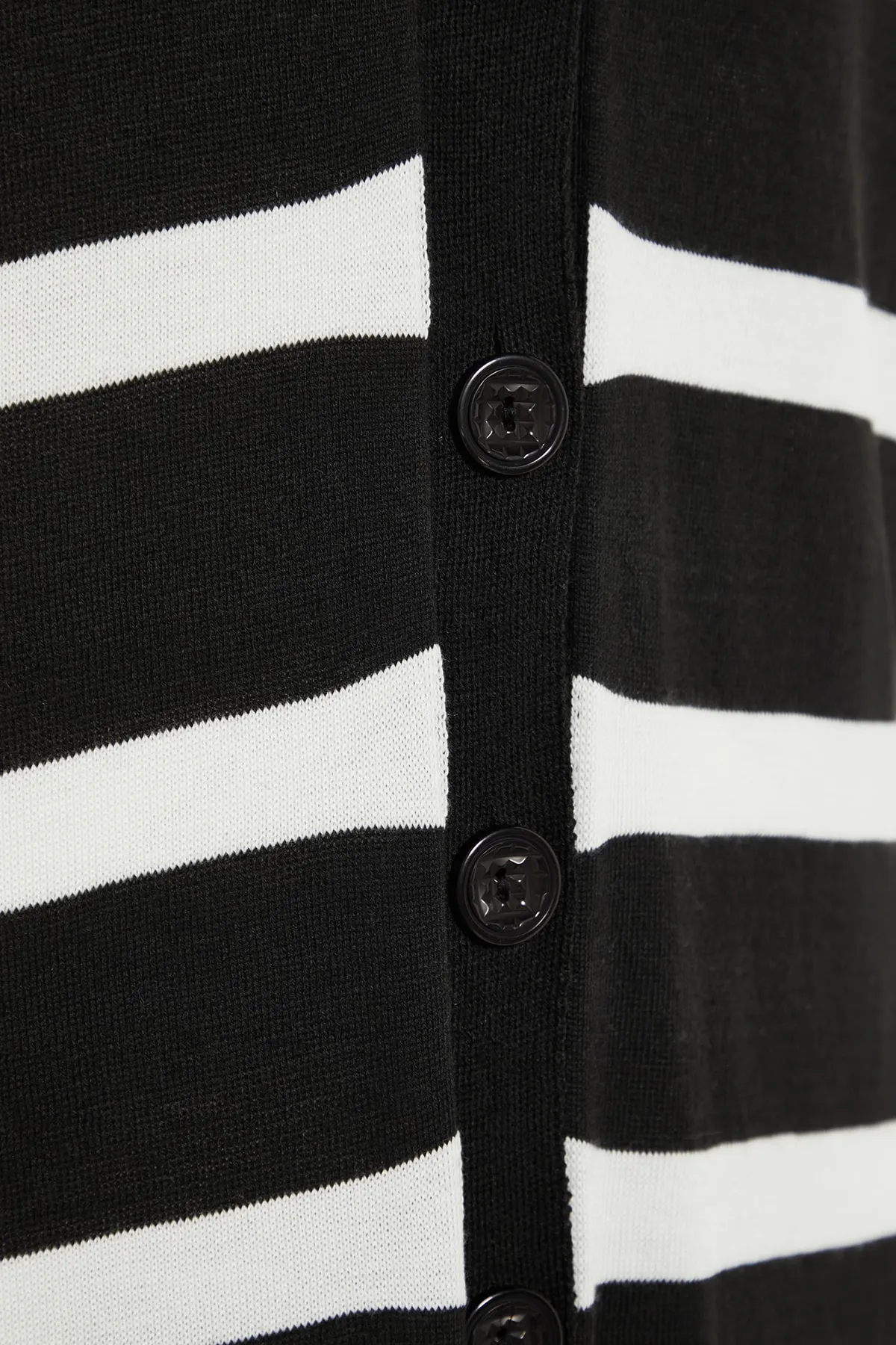 Trendyol Collection  Übergroßes, ecrufarbenes, gestreiftes Midi-Strickkleid - TWOSS22EL1076