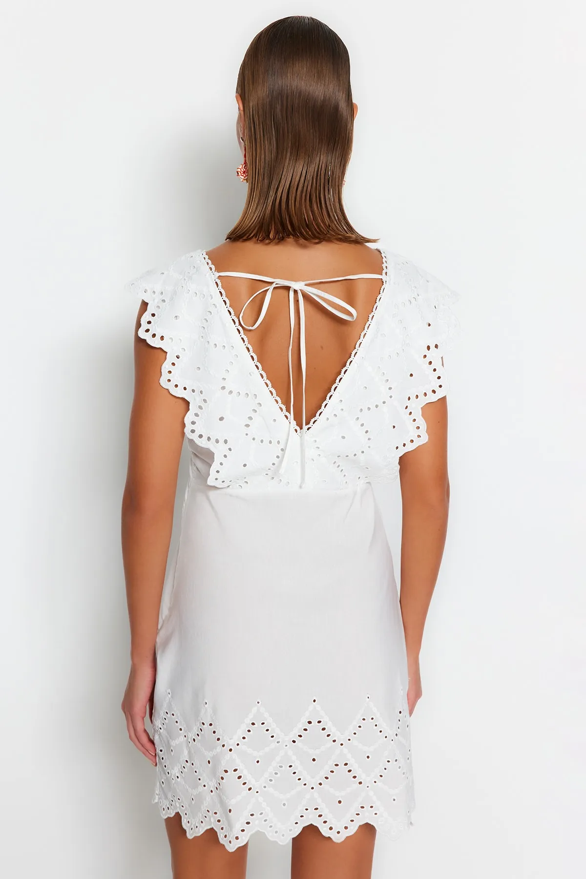 Trendyol Collection  Weißes, figurbetontes Mini-Strandkleid mit gewebter Stickerei TBESS23EL00257