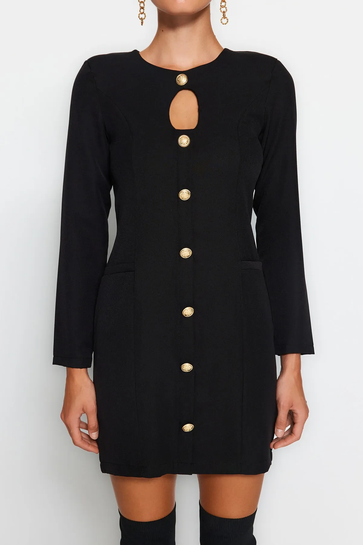 Trendyol Collection  Schwarzes, gerade geschnittenes, gewebtes Kleid mit Mini-Knopfdetail und Rundhalsausschnitt TWOAW24EL00410