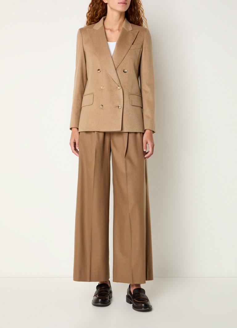 Jachetă MaxMara Sumero din lână de cămilă cu două rânduri de nasturi și buzunare cu clapă.