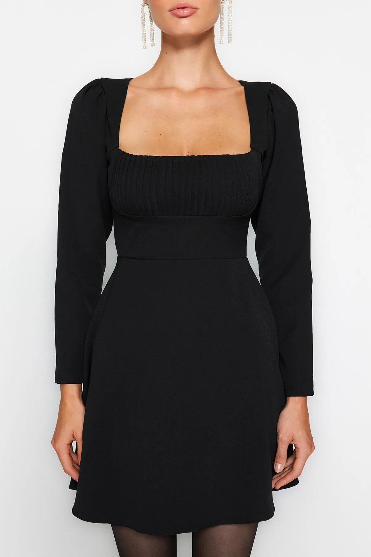 Trendyol Collection  Schwarzes elegantes Abendkleid mit offener Taille/Skater-Rippmuster TPRAW24EL00124