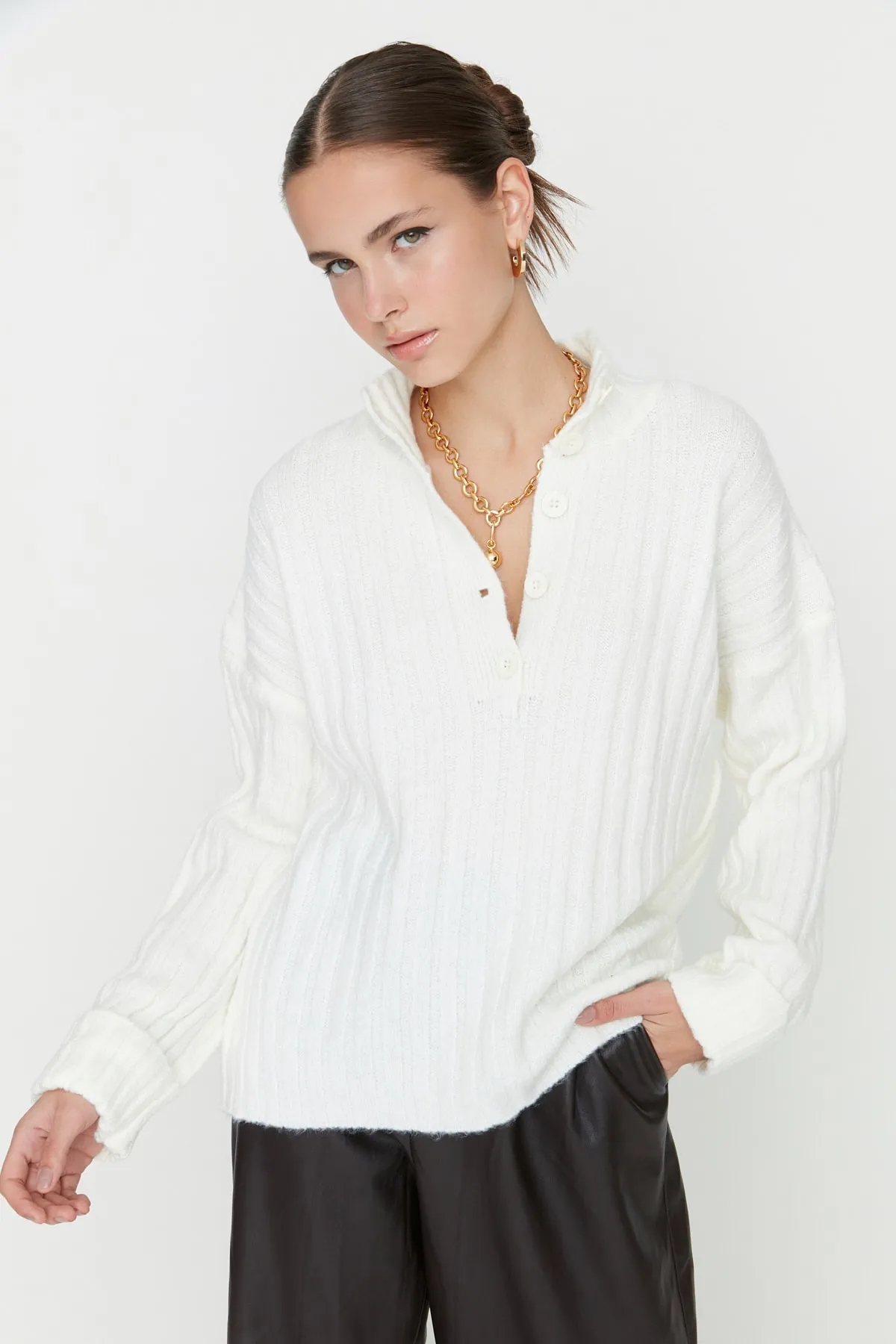 Trendyol Collection  Ecrufarbener, weich strukturierter Strickpullover mit Stehkragen und weiter Passform TWOAW21KZ0783
