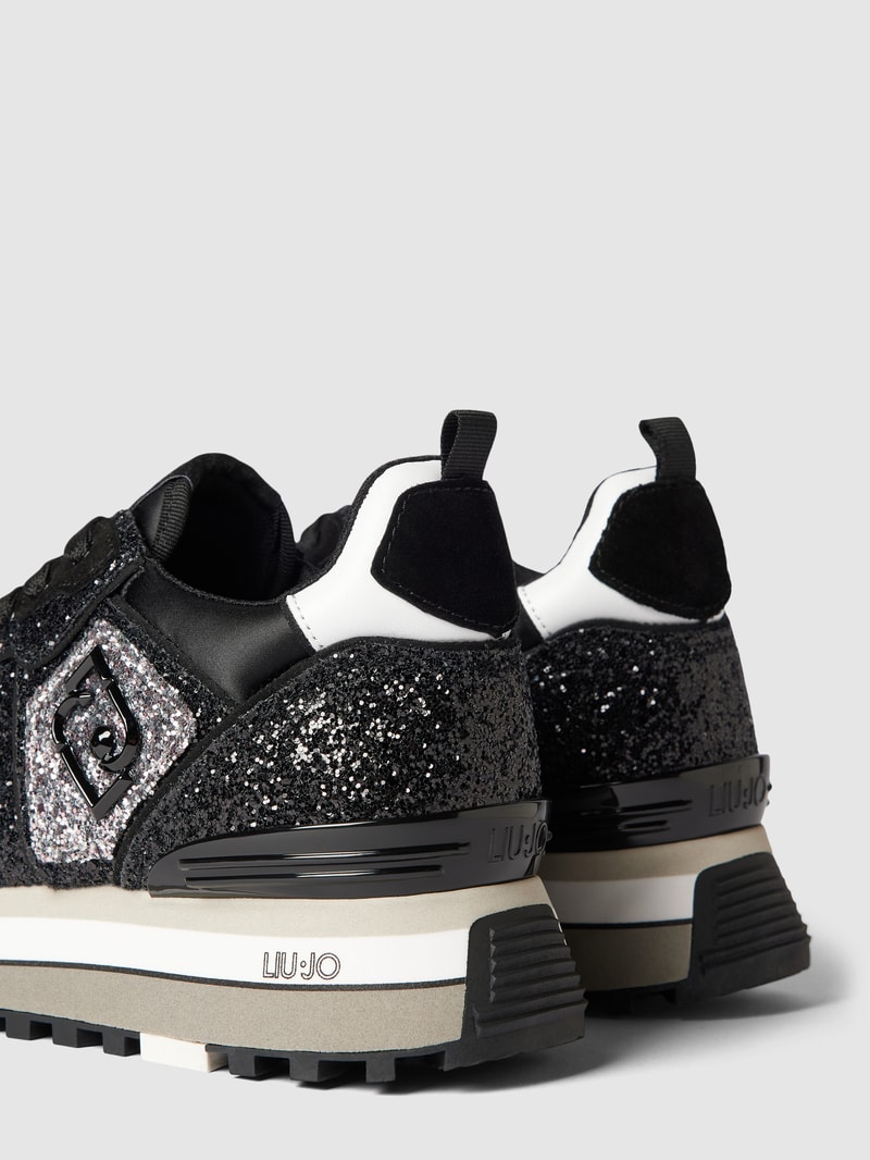 Sneaker mit Zierbesatz in schwarz