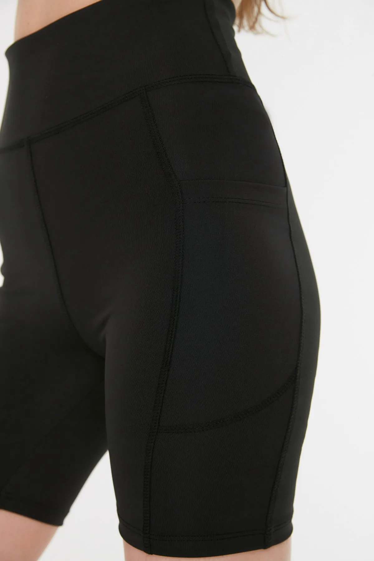 Trendyol Collection  Schwarze Recovery-Sport-Shorts mit detaillierten Nähten TWOSS22TY0032