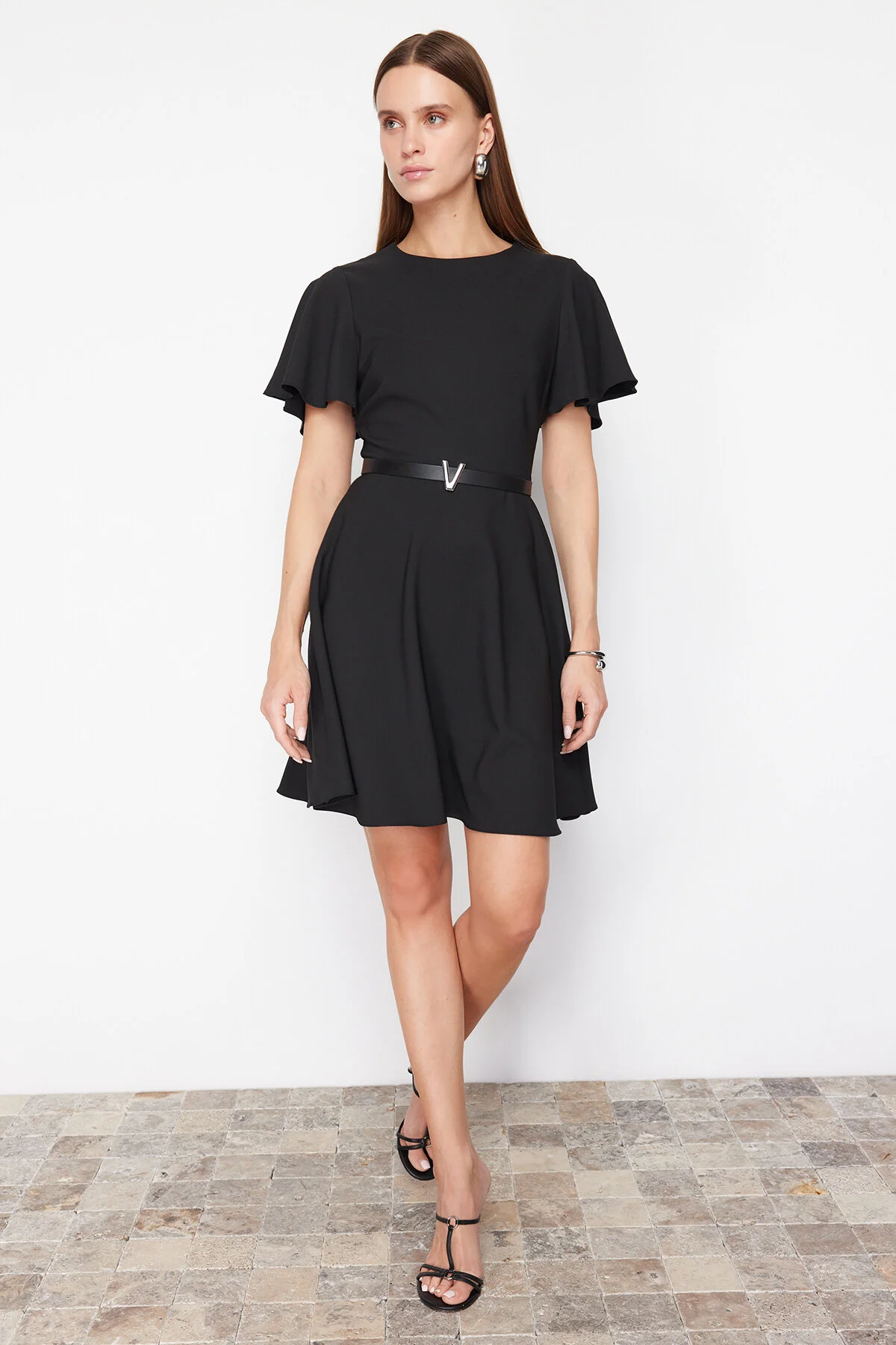 Trendyol Collection  Schwarzes Mini-Gewebekleid mit Volant und Gürtelrock TWOSS24EL00603