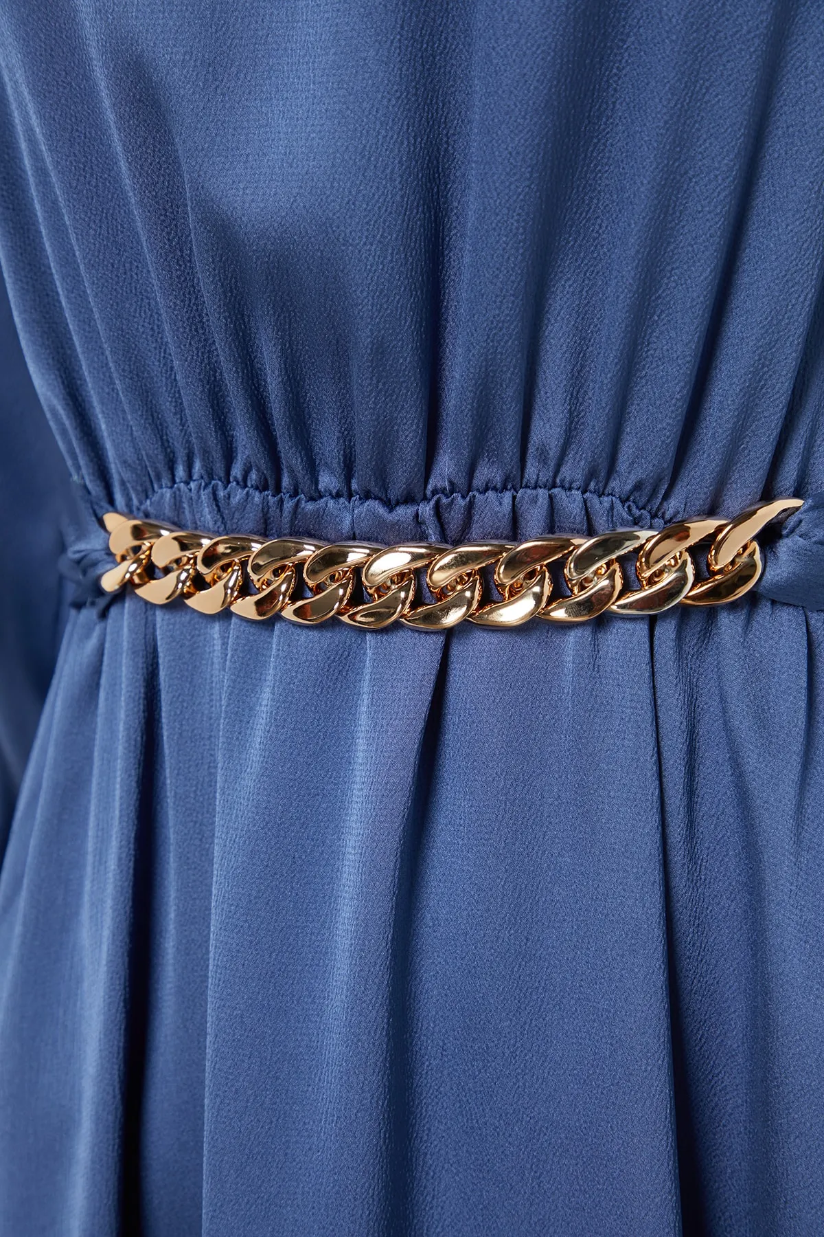 Trendyol Modest  Dunkelblaues gewebtes Abendkleid mit drapiertem Kragen und Manschetten, Gürtel TCTSS22EB0142