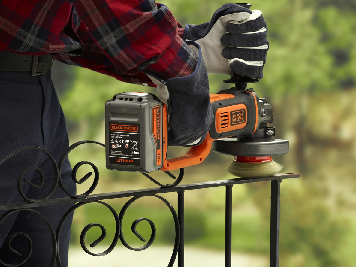 „Black & Decker BCG720M1-QW“ belaidis kampinis šlifuoklis, 18 voltų, 4,0 Ah, ličio jonų akumuliatorius