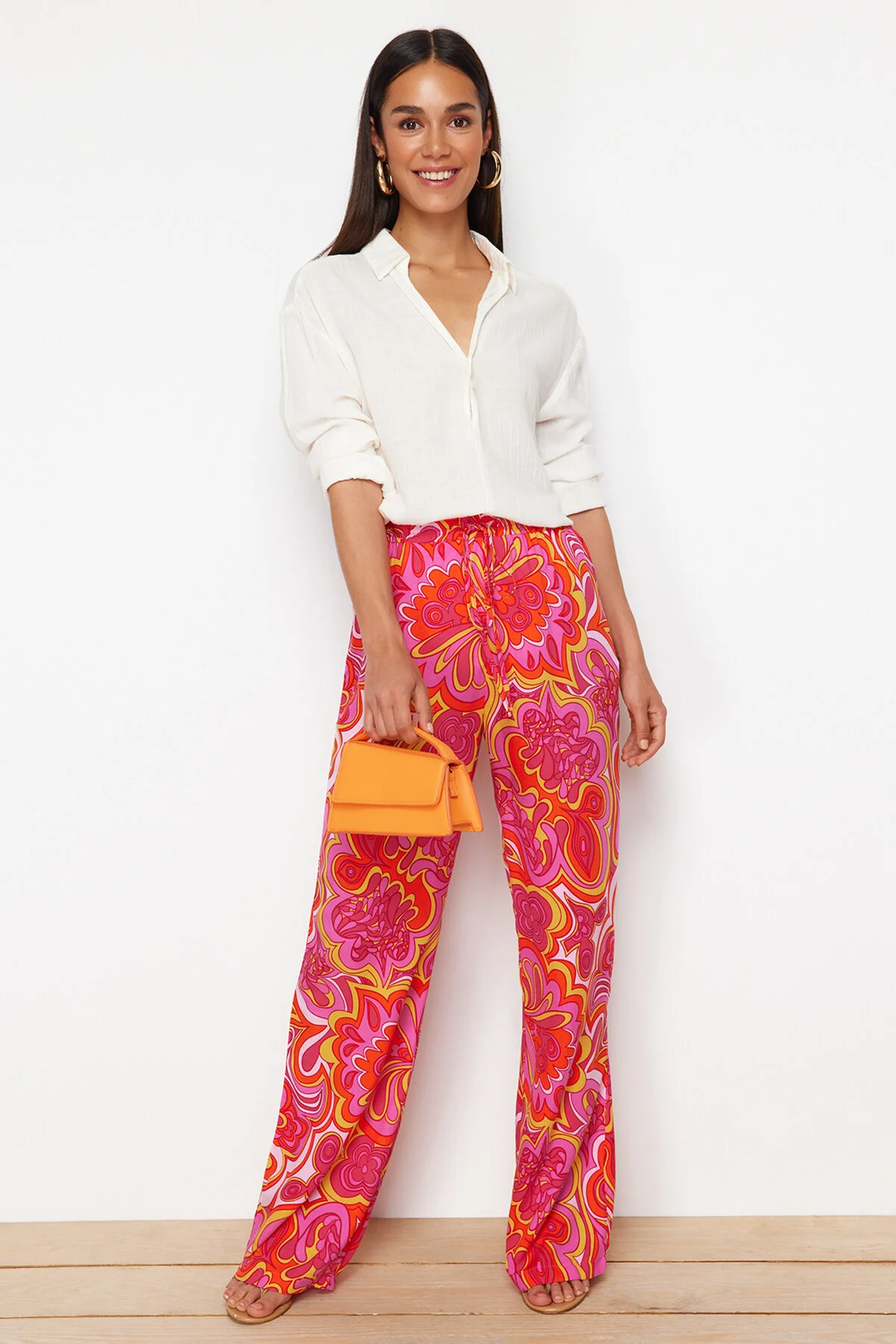 Trendyol Collection  Rosa Hose mit weitem Bein und elastischem Bund und Bindedetail/gemustertem Webmuster TWOSS24PL00159