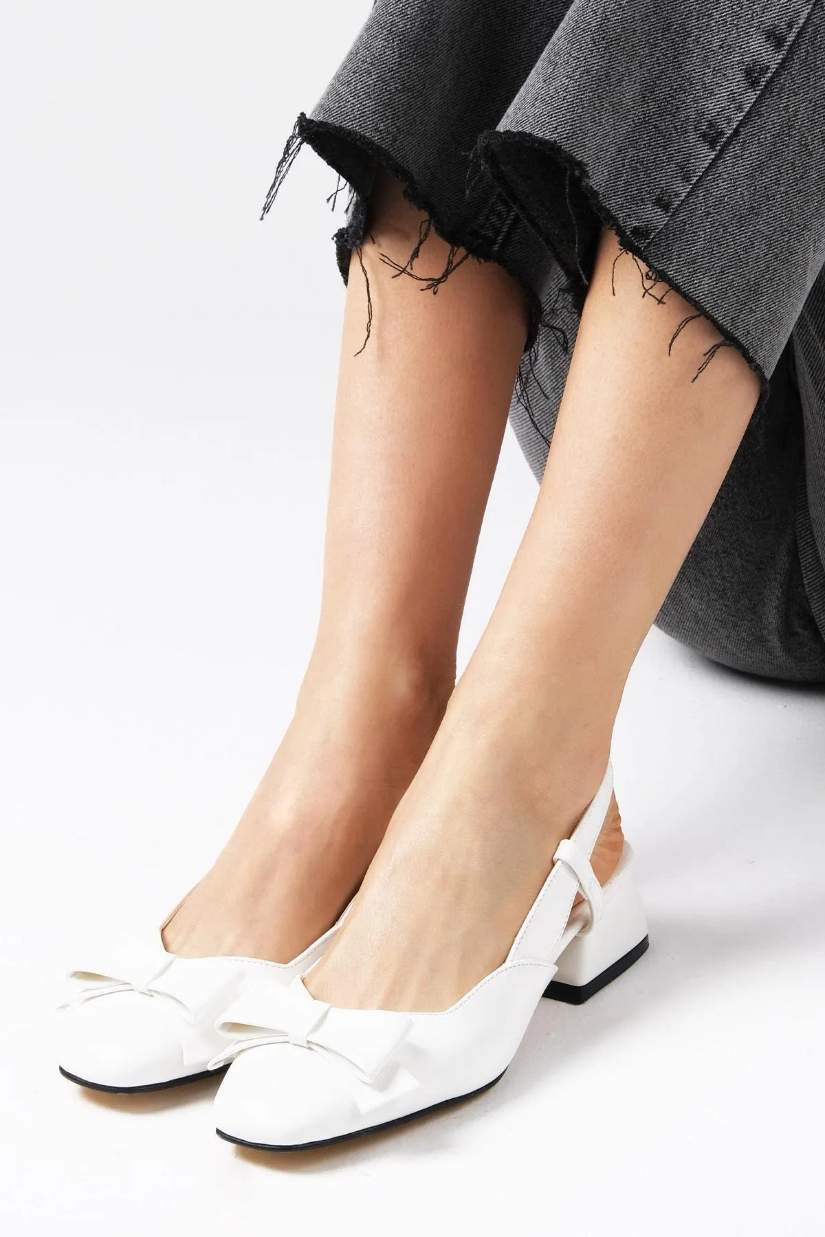 Mio Gusto  Billie Weiße Damen-Schuhe mit niedrigem Absatz und offenem Rücken und Schleife