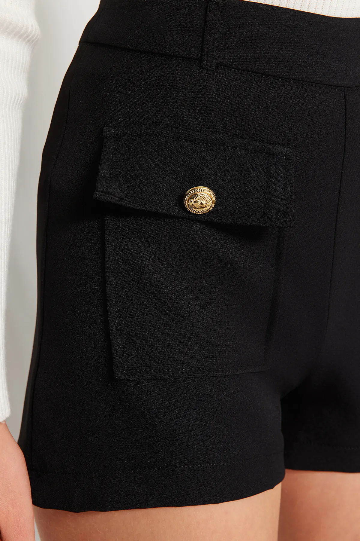 Trendyol Collection  Schwarze, gewebte Shorts mit Taschendetails TWOAW24SR00030