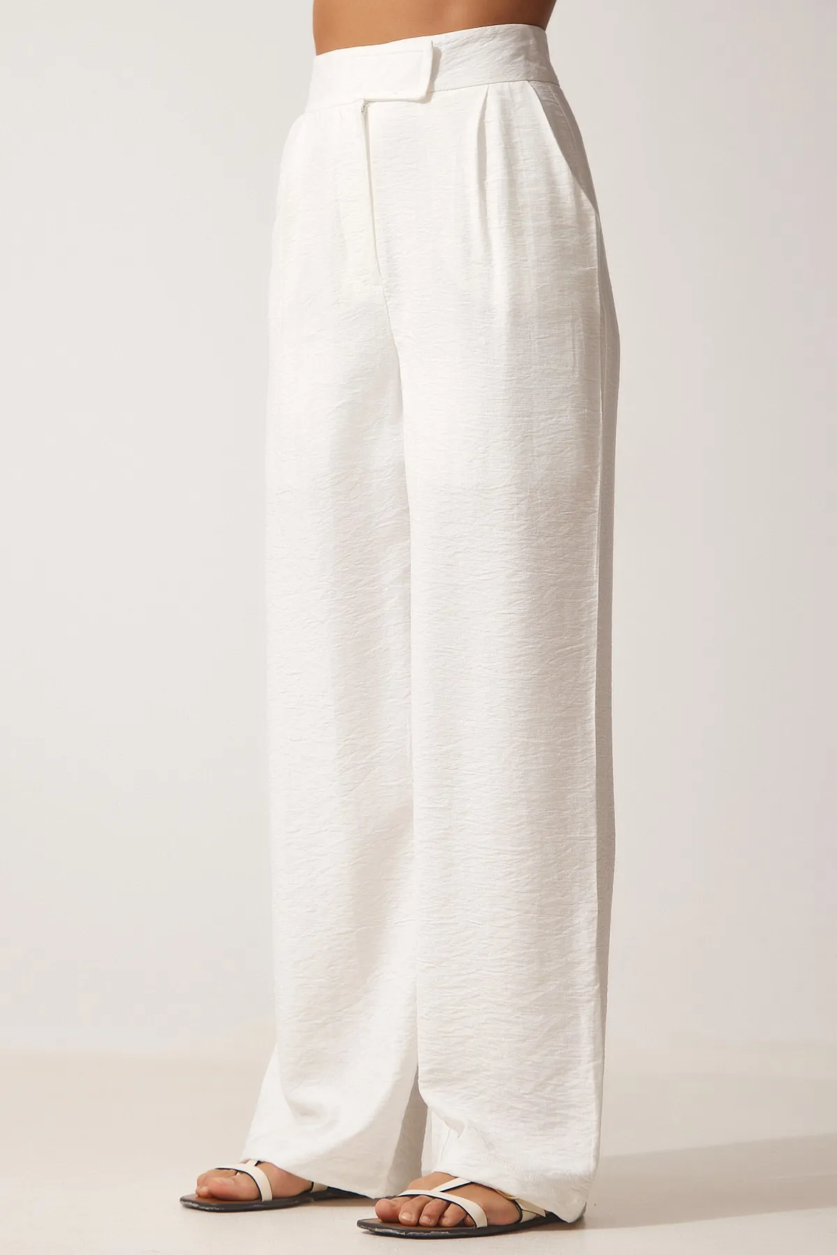 Happiness İstanbul  Weiße, lockere Leinenhose für Damen mit Klettverschluss BV00074