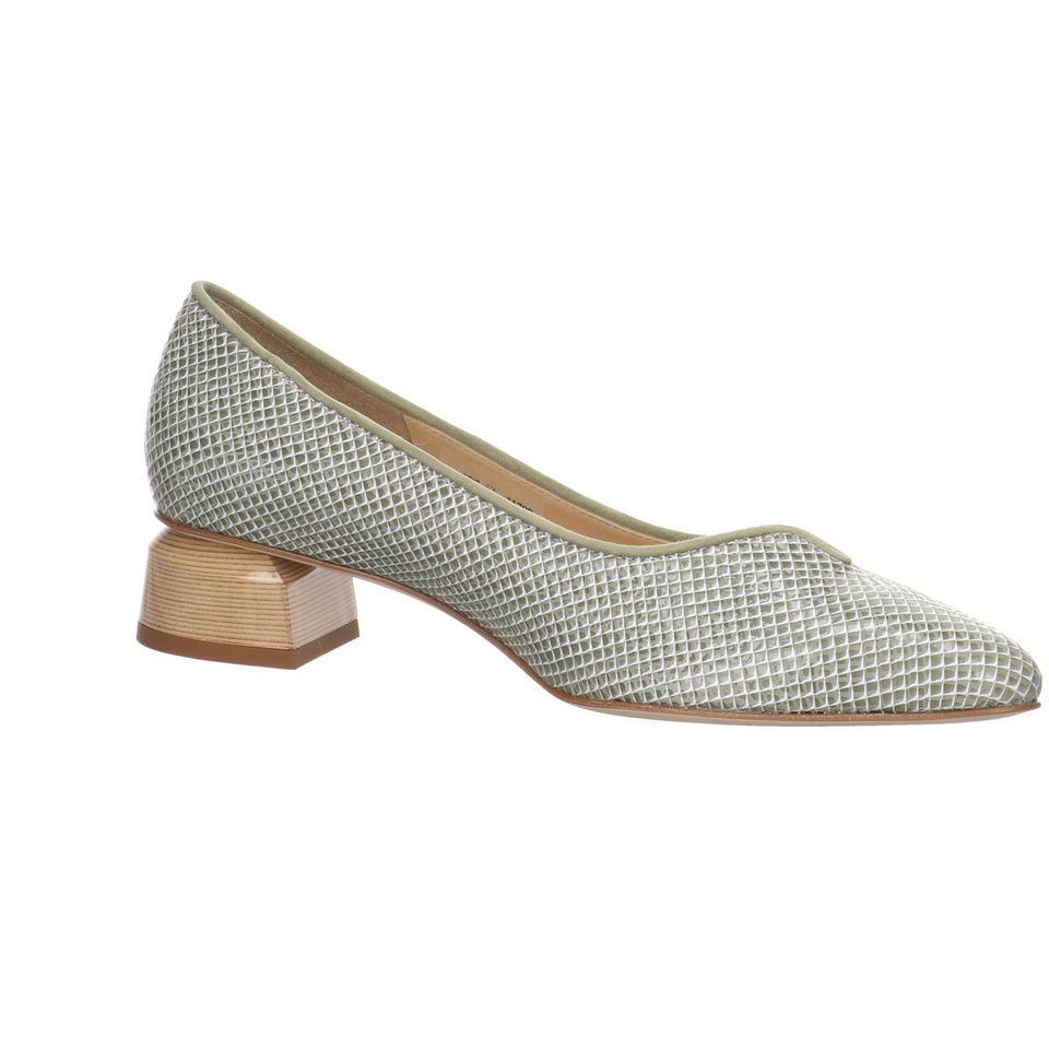 Brunate Pumps