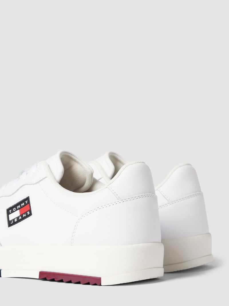Sneaker mit Label-Detail in weiß