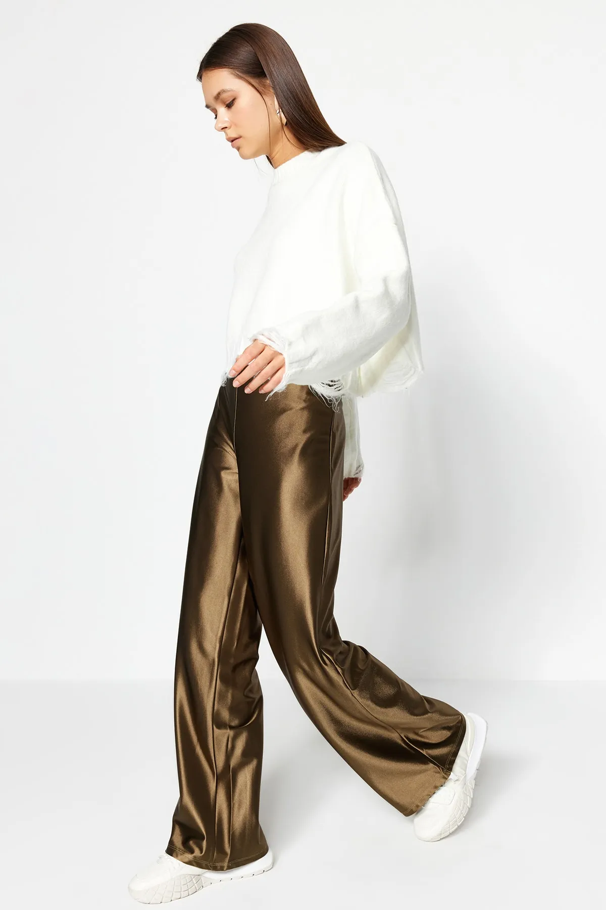Trendyol Collection  Khakifarbene Premium-Satin-Hose mit weitem Bein/Strickhose mit weitem Bein TWOAW24PL00064