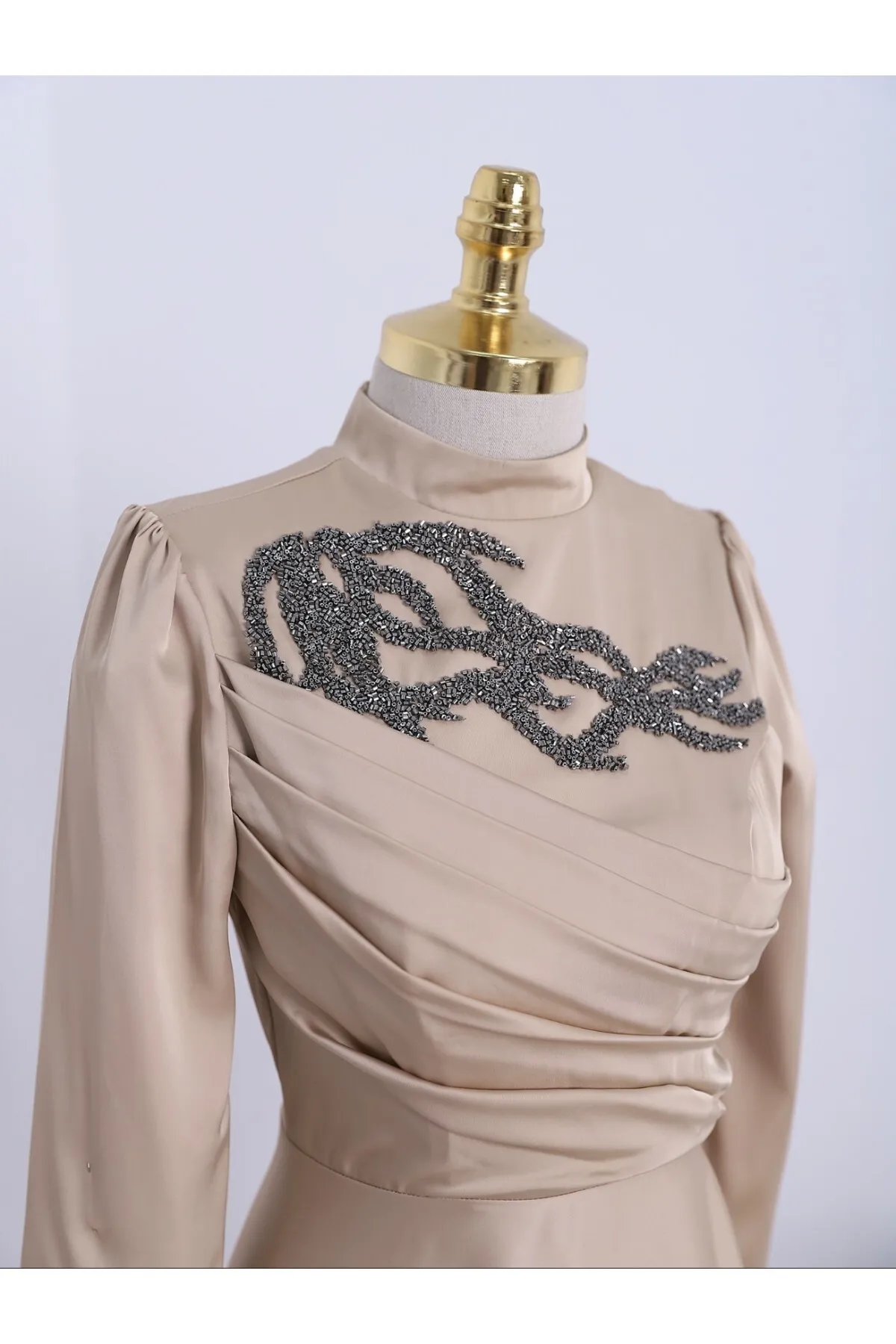 Modamorfo  Abendkleid mit Steinkragen und drapierter Vorderseite
