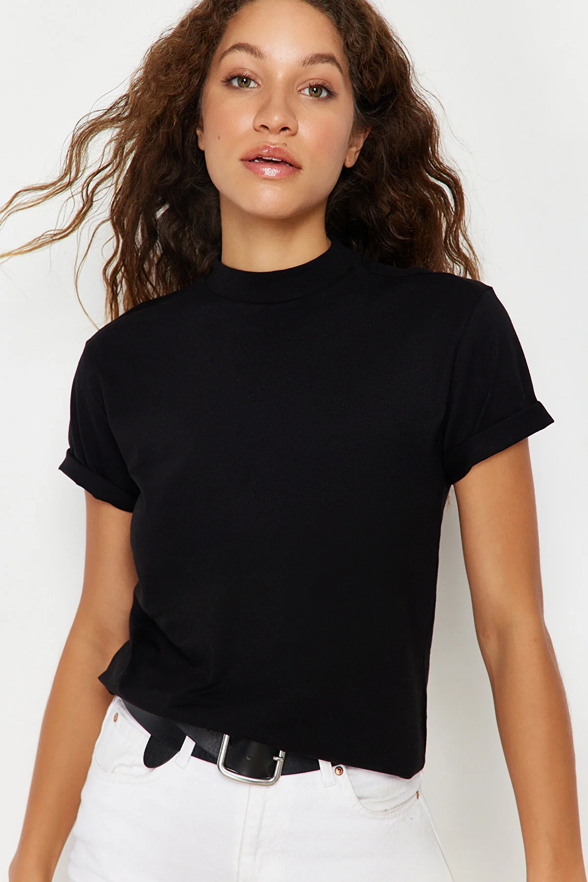 Trendyol Collection  Schwarzes Basic-Strick-T-Shirt aus 100 % Baumwolle mit Stehkragen TWOAW20TS0096