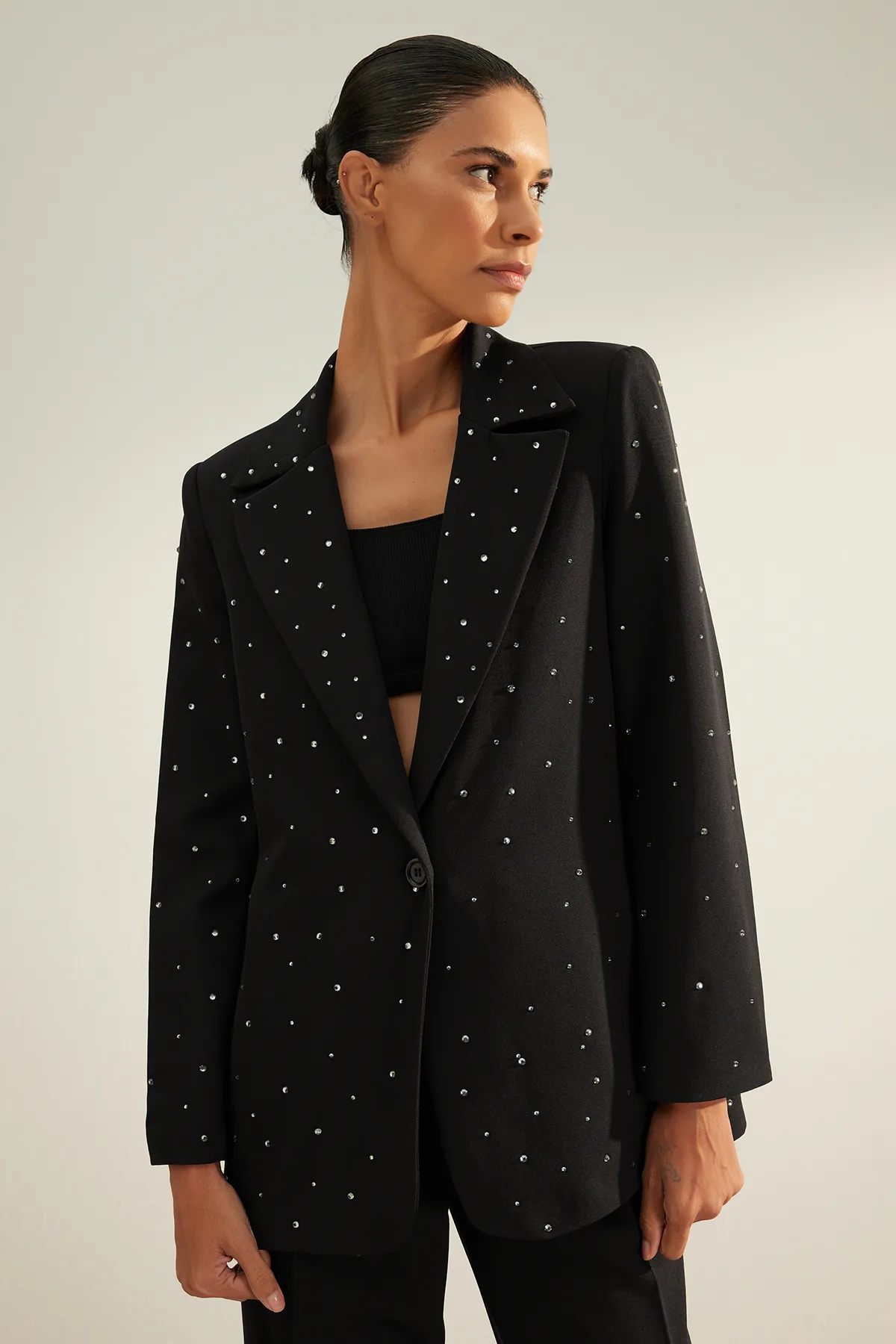 Trendyol Collection  Schwarze, regelmäßig gewebte, gefütterte Blazerjacke mit Steindetails TWOAW24BC00078