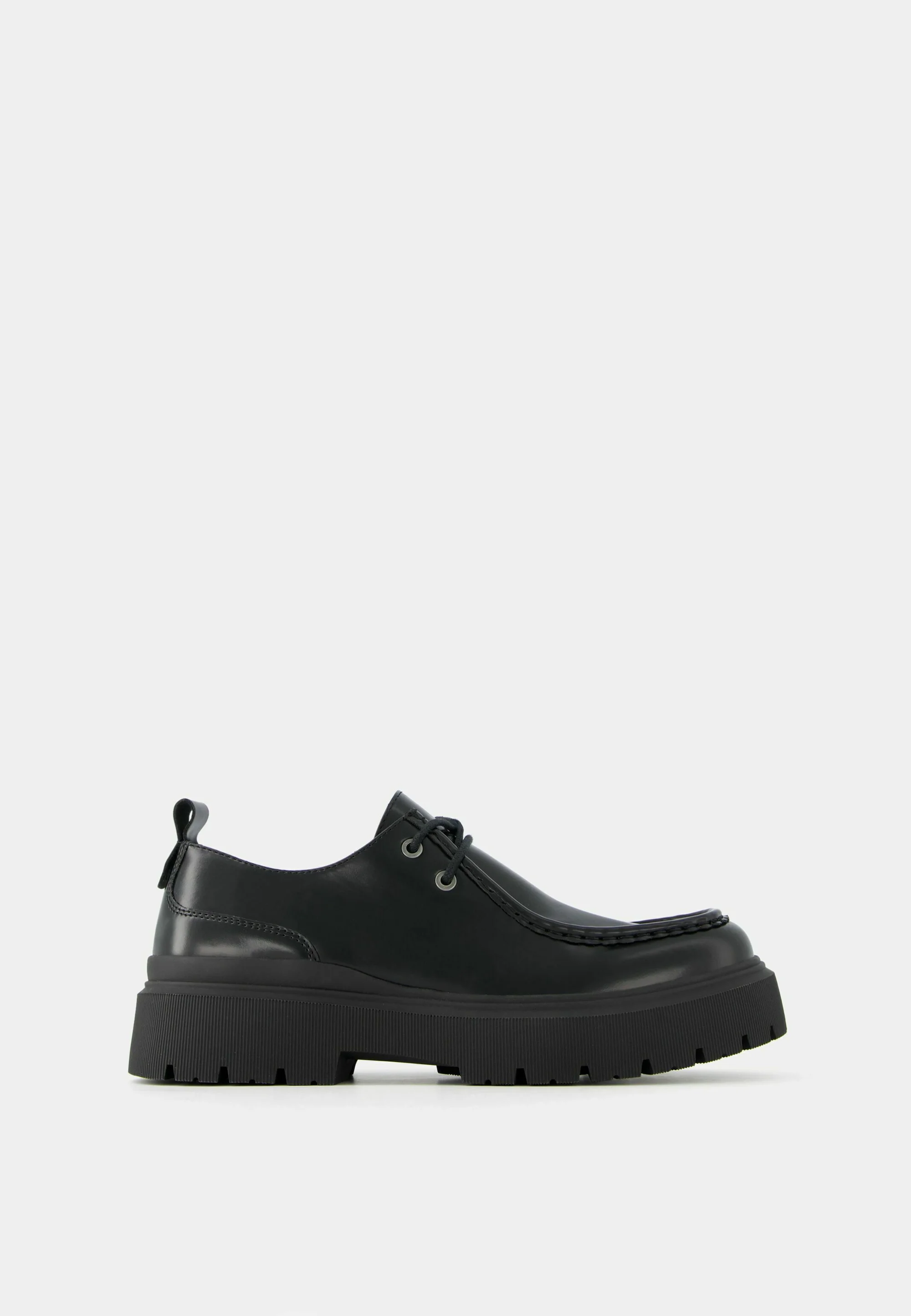 Zapatos con cordones elegantes de Bershka