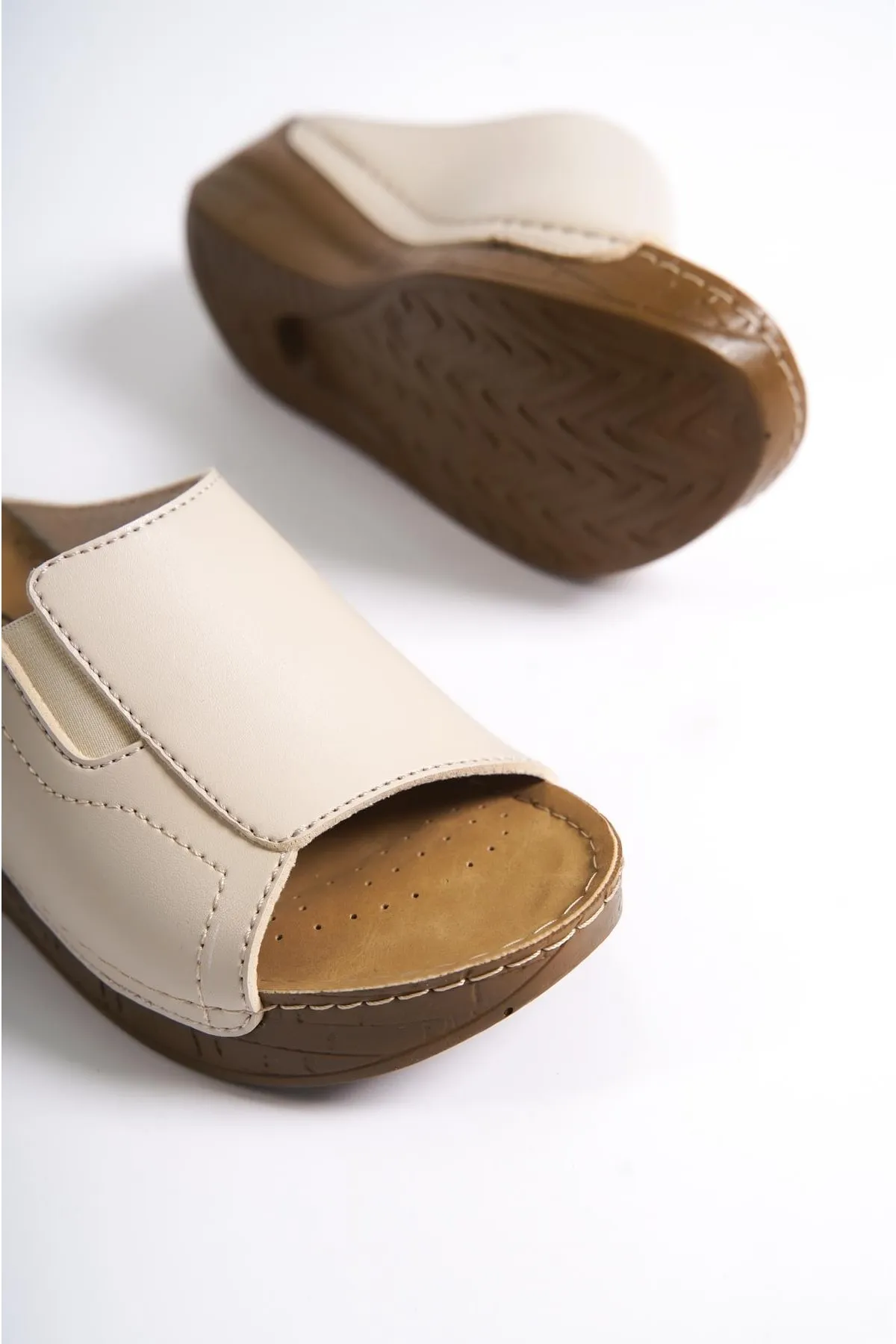 Capone Outfitters  Anatomisch weiche, bequeme Mutterhausschuhe mit Keilabsatz