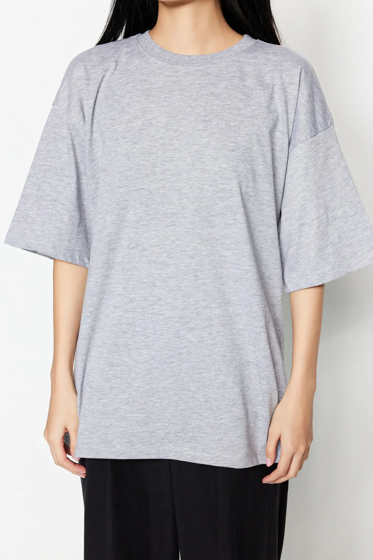 Trendyol Collection  Grau meliertes Premium-Strick-T-Shirt in Übergröße/weiter Passform mit Rundhalsausschnitt TWOSS23TS00040