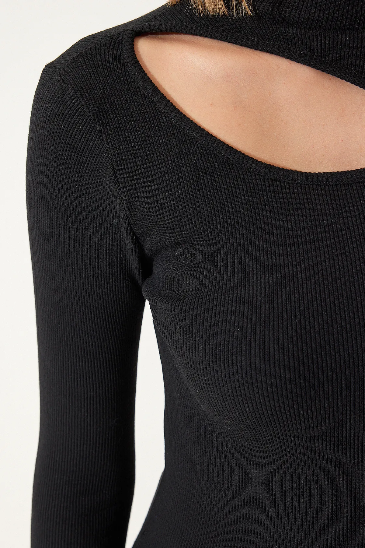 Happiness İstanbul  Schwarze gerippte Strickbluse mit Ausschnitten und Details für Damen GT00065