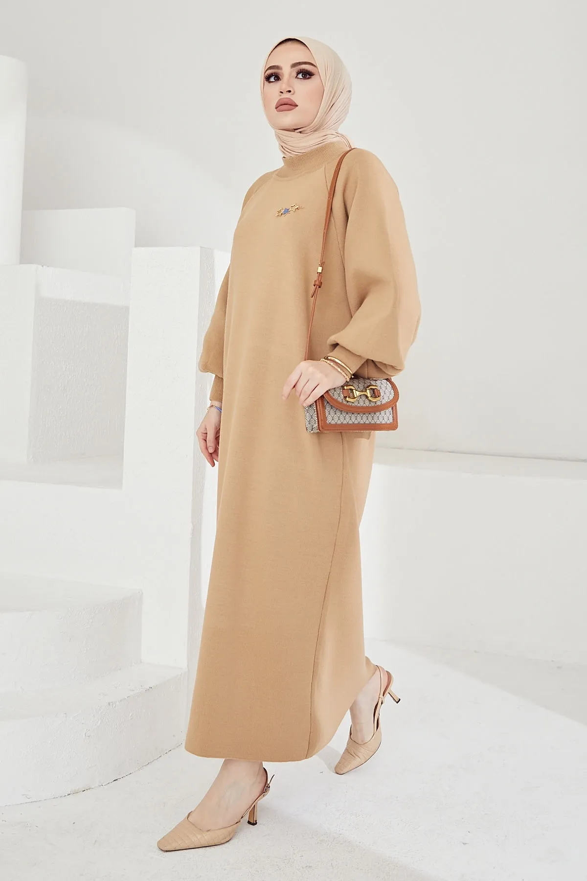 InStyle  Mina Strick-Hijab-Kleid mit Ballonärmeln – Kamel