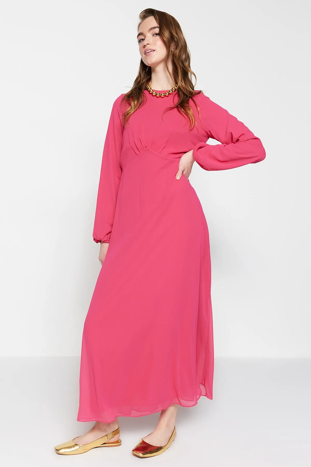 Trendyol Modest  Fuchsiafarbenes, gefüttertes Kleid aus gewebtem Chiffon mit Raffung vorne TCTSS23EB00064