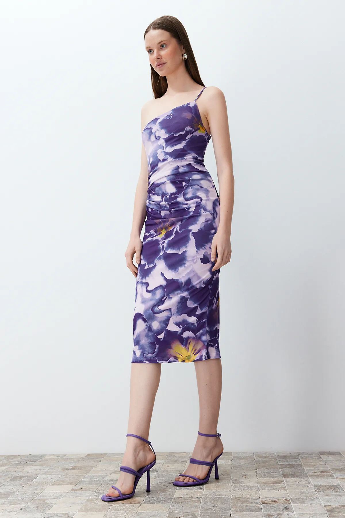 Trendyol Collection  Lila bedrucktes tailliertes Midi-Bleistiftkleid mit One-Shoulder-Träger und dehnbarem Strick TWOSS23EL01577