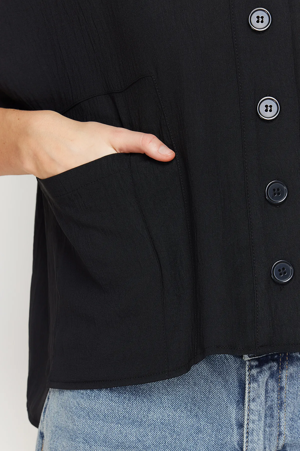 Trendyol Collection  Übergroßes schwarzes Hemd mit Fakirärmeln – weite Passform, gewebt, TWOSS20GO0381