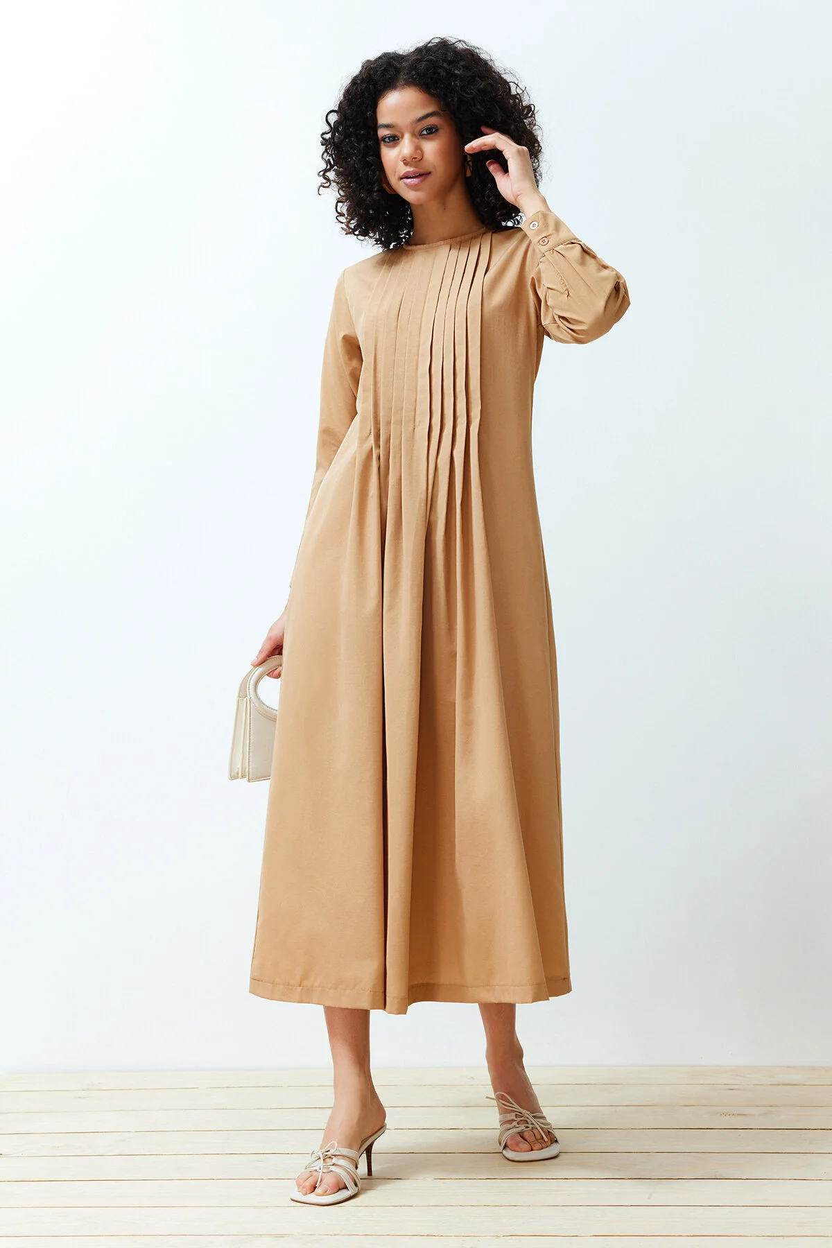 Trendyol Modest  Beiges, plissiertes, detailliertes, bequemes Webkleid TCTSS24EB00128