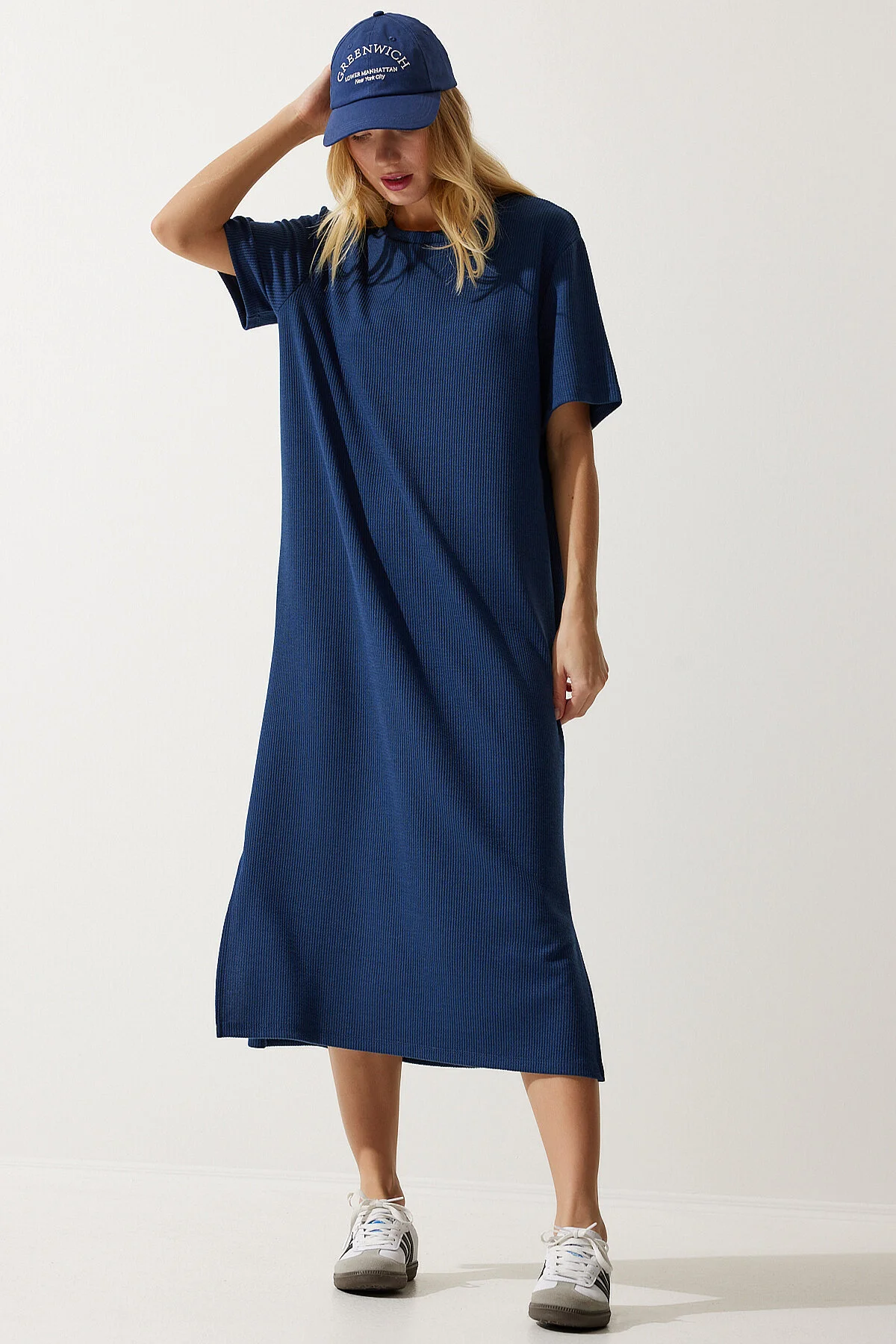 Happiness İstanbul  Marineblaues geripptes Strickkleid mit Rundhalsausschnitt für Damen DZ00111
