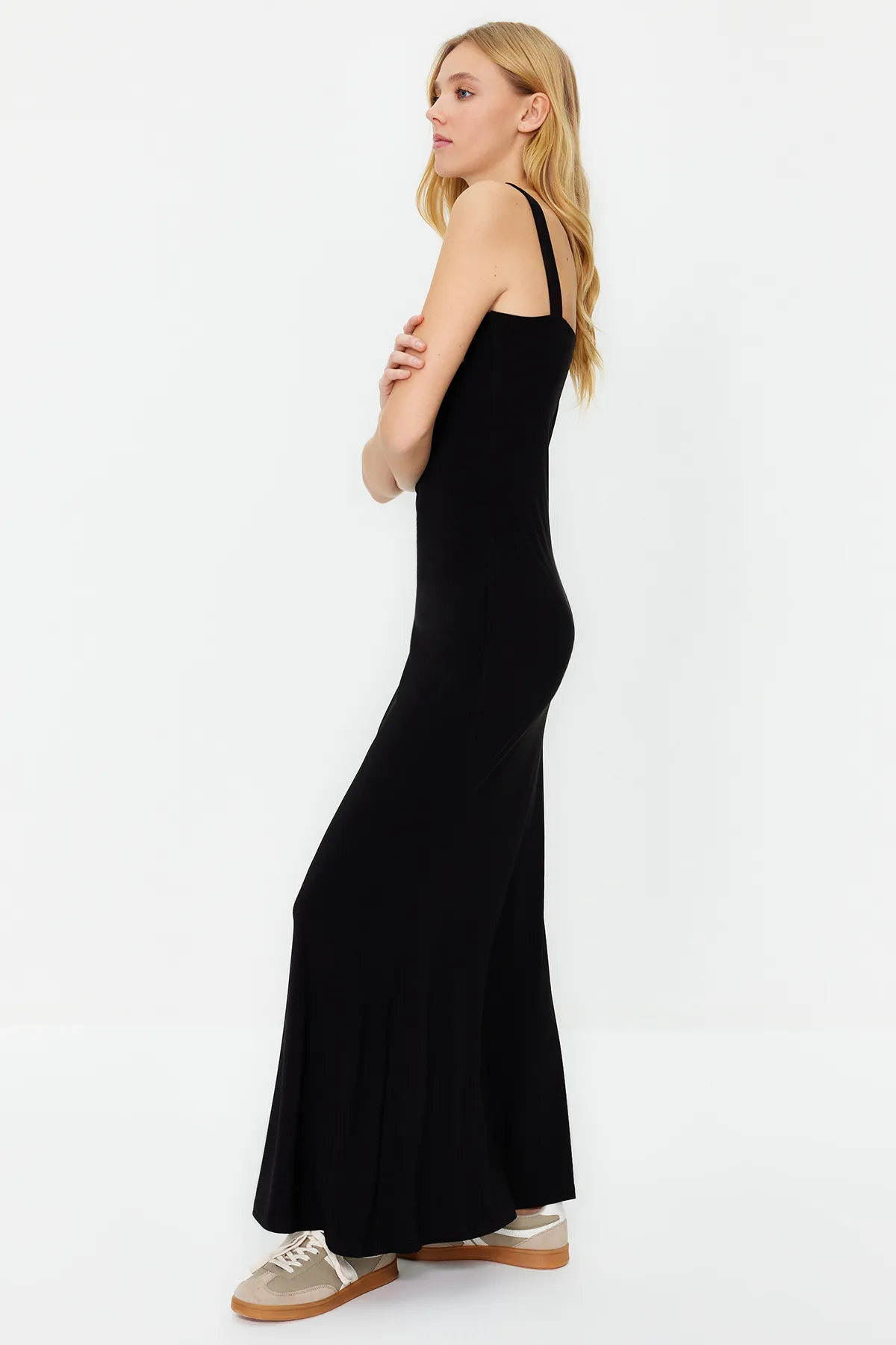 Trendyol Collection  Schwarzes, figurbetontes/figurbetontes Maxi-Bleistiftkleid aus flexiblem Strick mit dicken Trägern TWOSS24EL00137