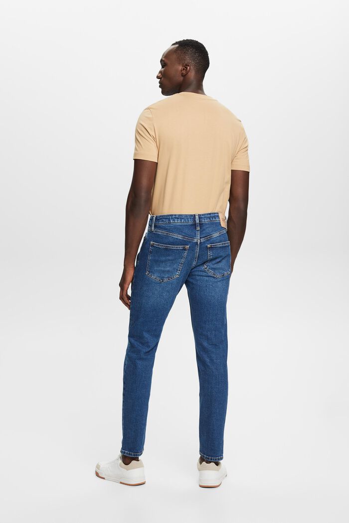 Schmal zulaufende Jeans mit recycelter Baumwolle