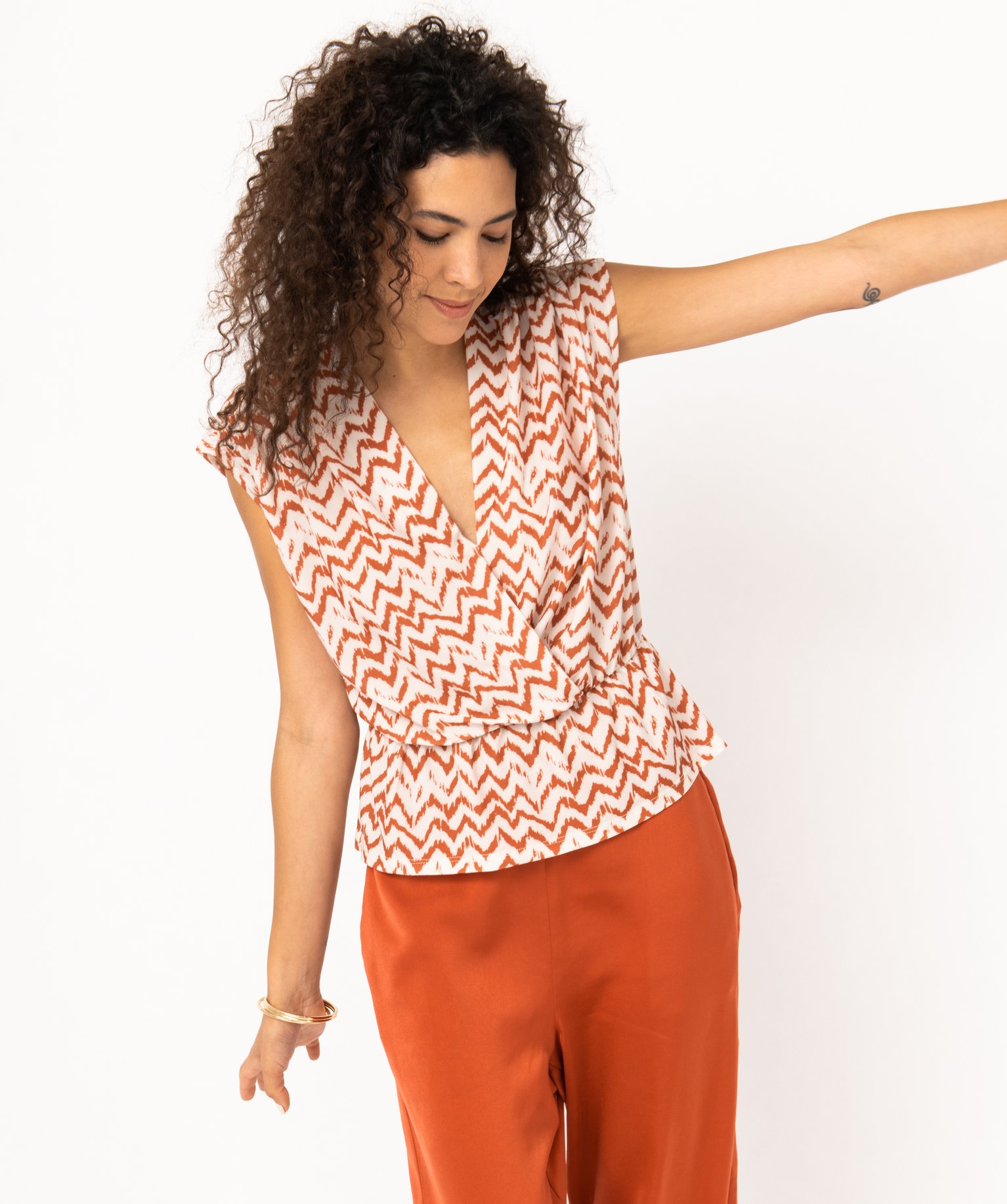 Tee-shirt à manches courtes forme cache-coeur femme imprime | GEMO