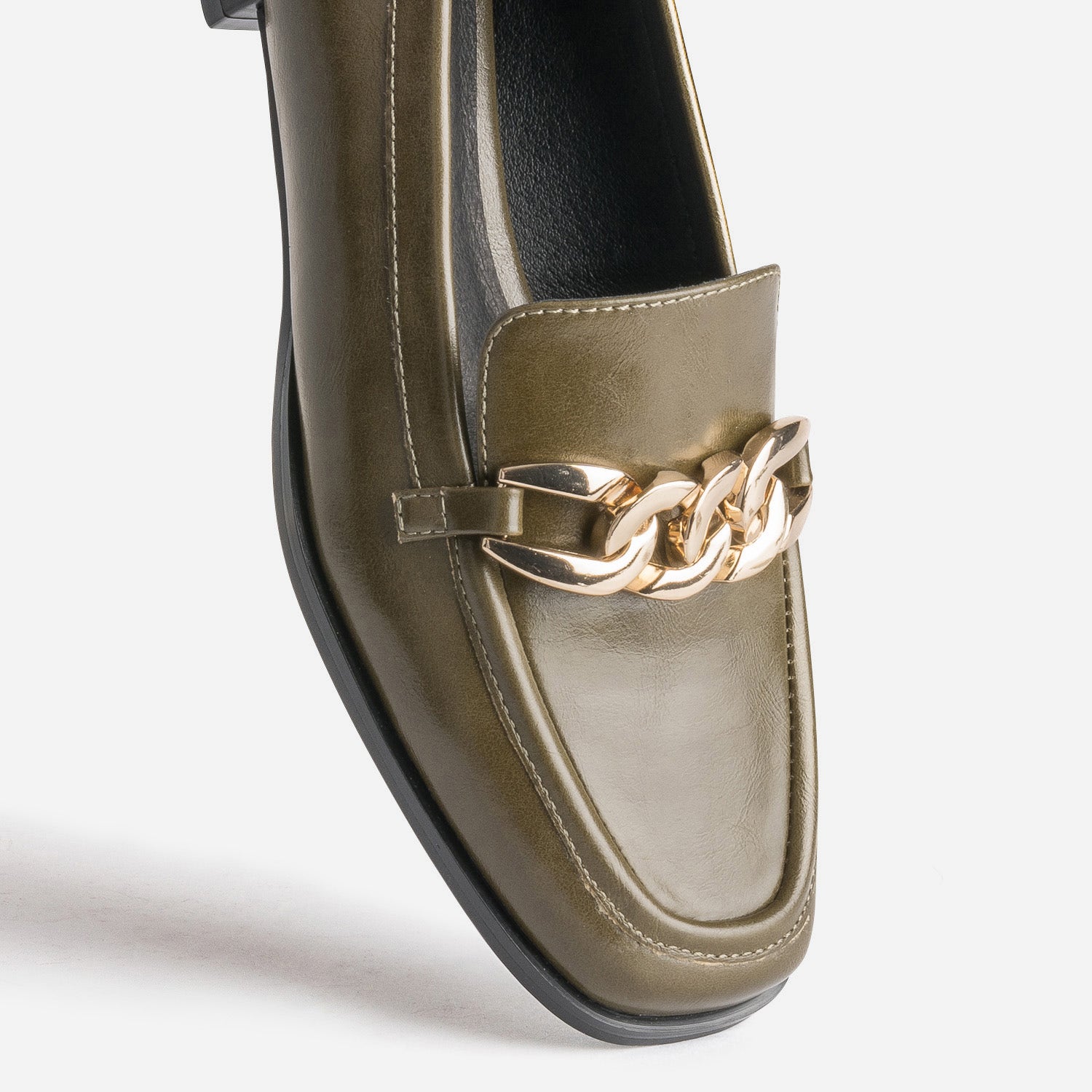 Mocassin kaki avec chaîne dorée