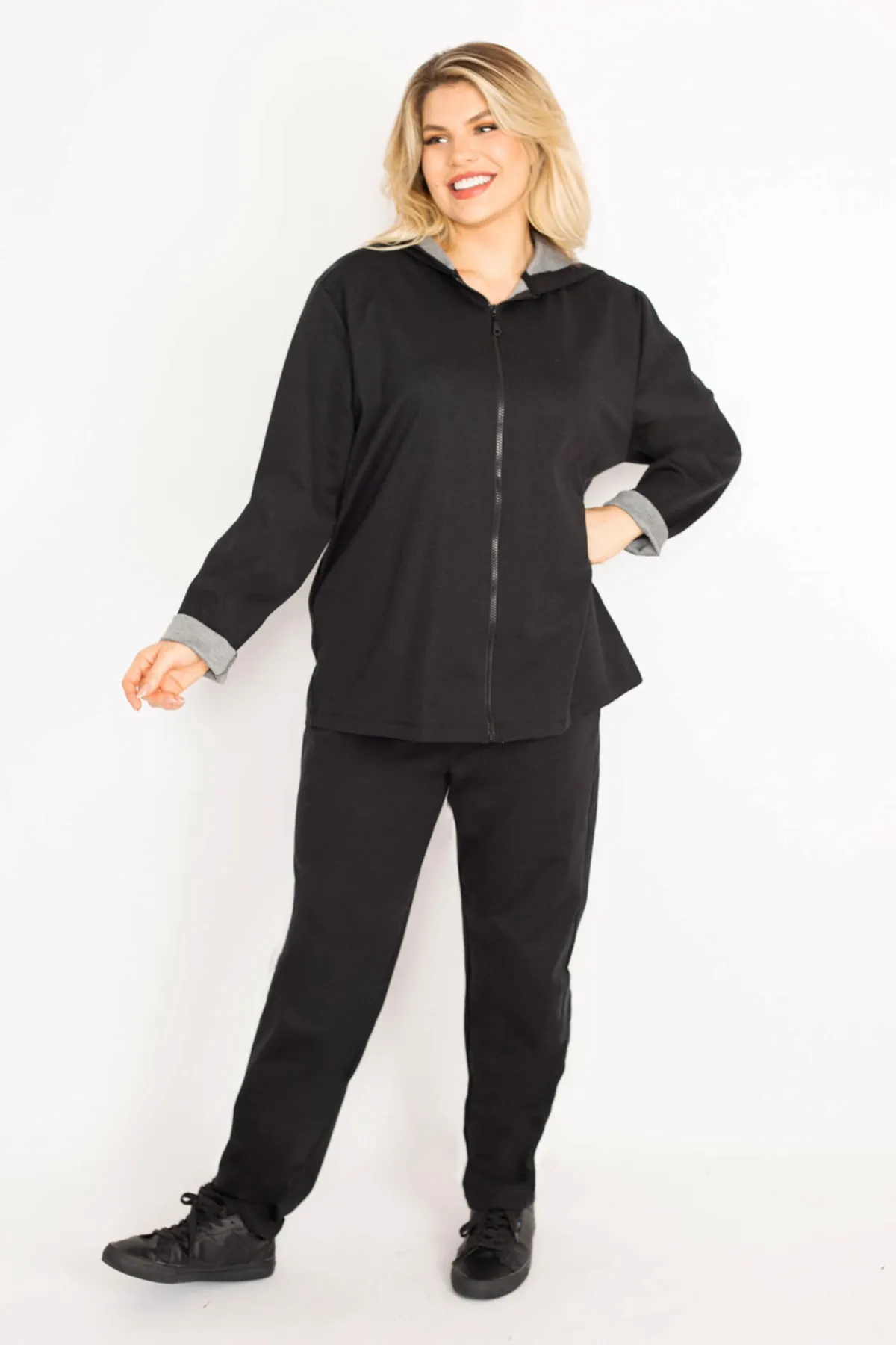 Şans  Damen-Sweatshirt-Hose-Set in Schwarz mit Kapuze und Reißverschluss vorne in großer Größe 65n34905