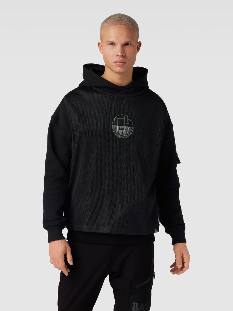 Hoodie mit Label-Print und Mesh in schwarz
